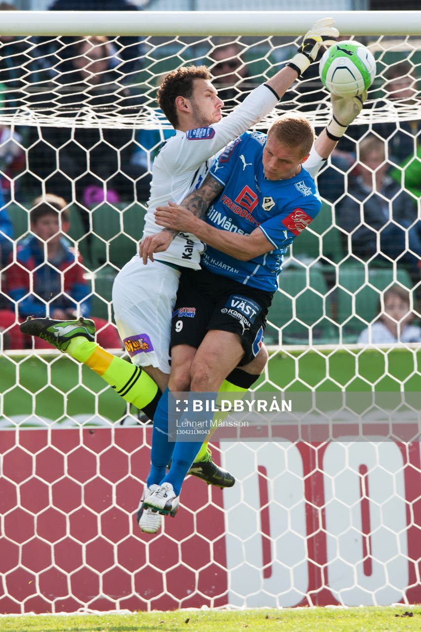 Gudjon Baldvinsson, Halmstad, stör Etrit Berisha,