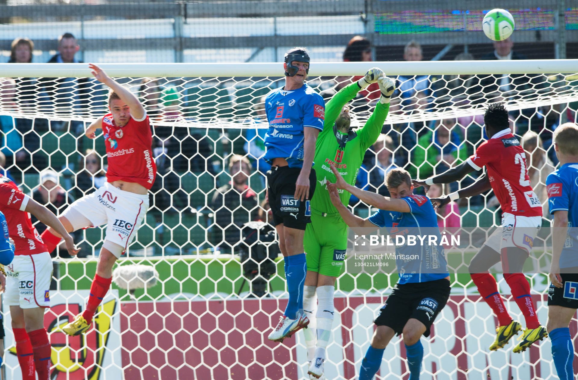 Stojan Lukic, målvakt, Halmstad, rensar undan framför