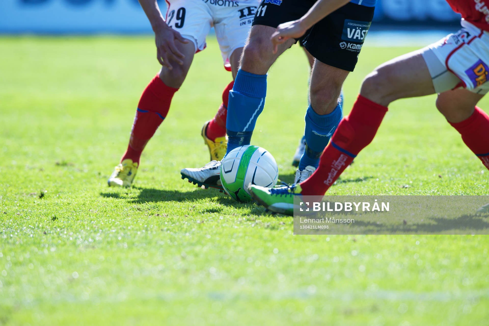 Fötter, fotboll, boll, gräs, kamp om bollen