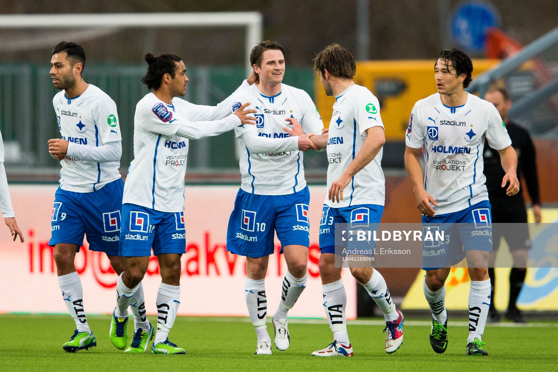 Gunnar Heidar Thorvaldsson kvitterar för Norrköping, 1-1. Han gratuleras av bla Imad Khalili och Morten Morisbak Skjønsberg, Norrköping.
