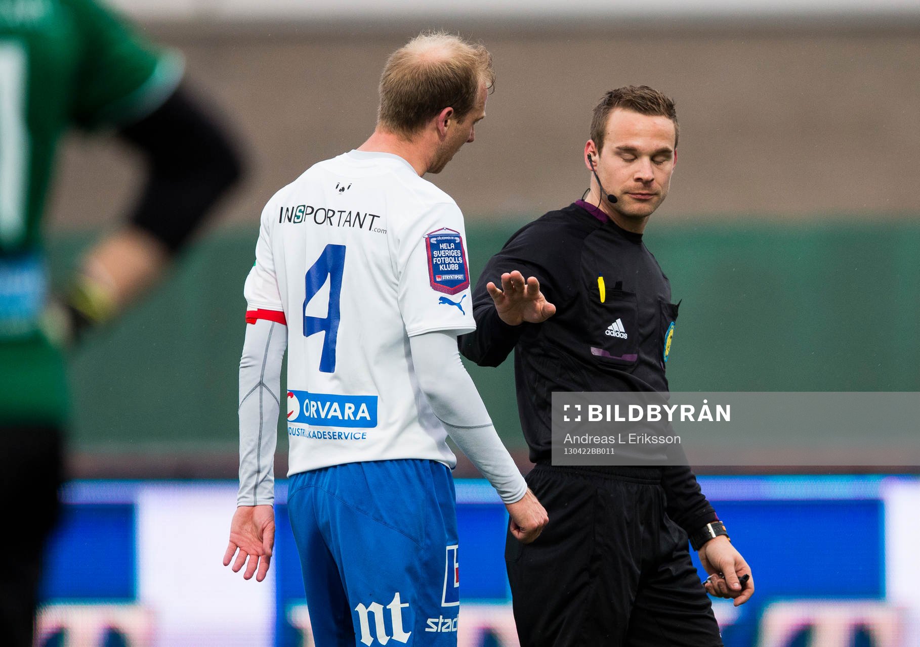 Kristoffer Karlsson, domare talar med Andreas Johansson,