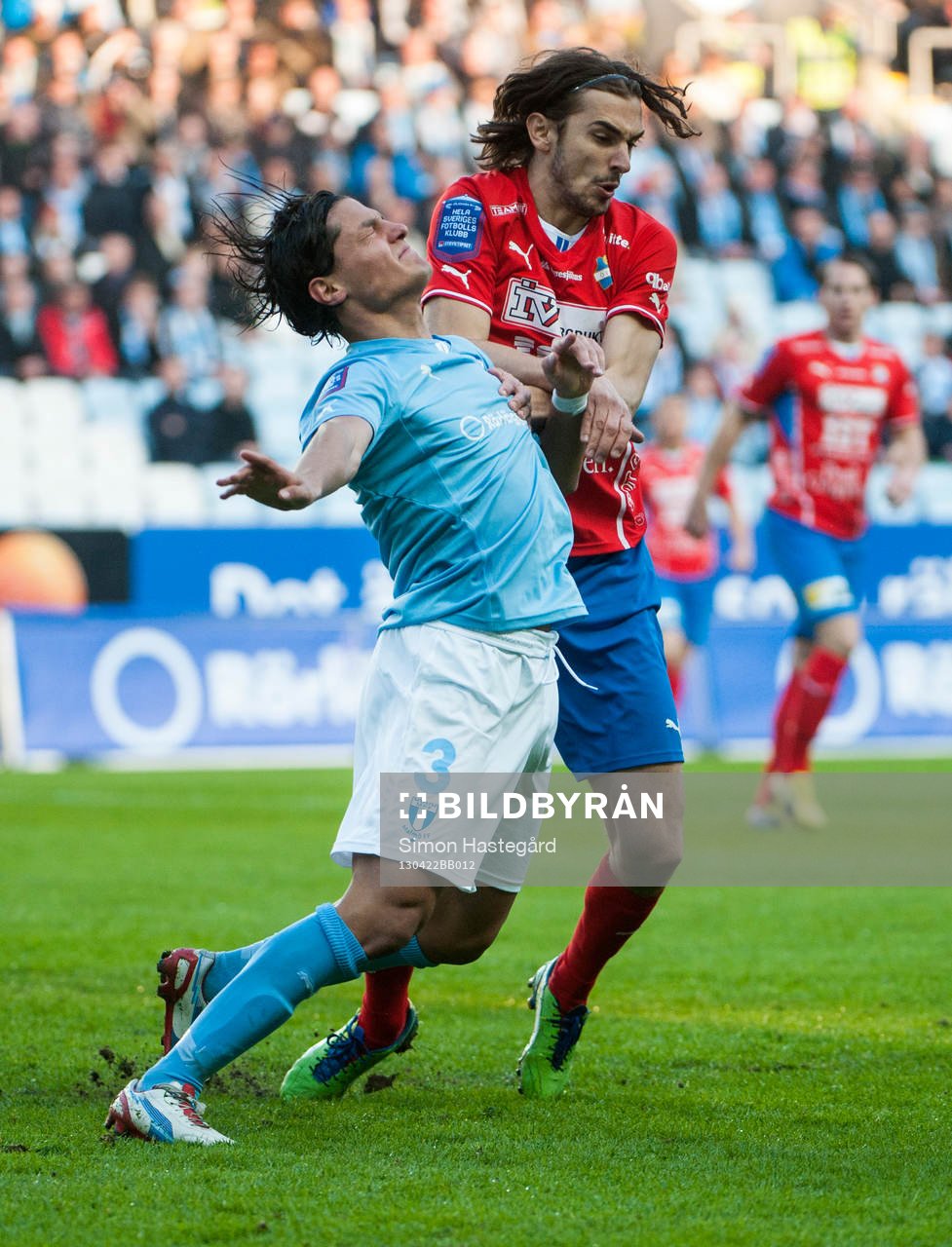 Miiko Albornoz, Malmö, faller framför Vlado Zlojutro,