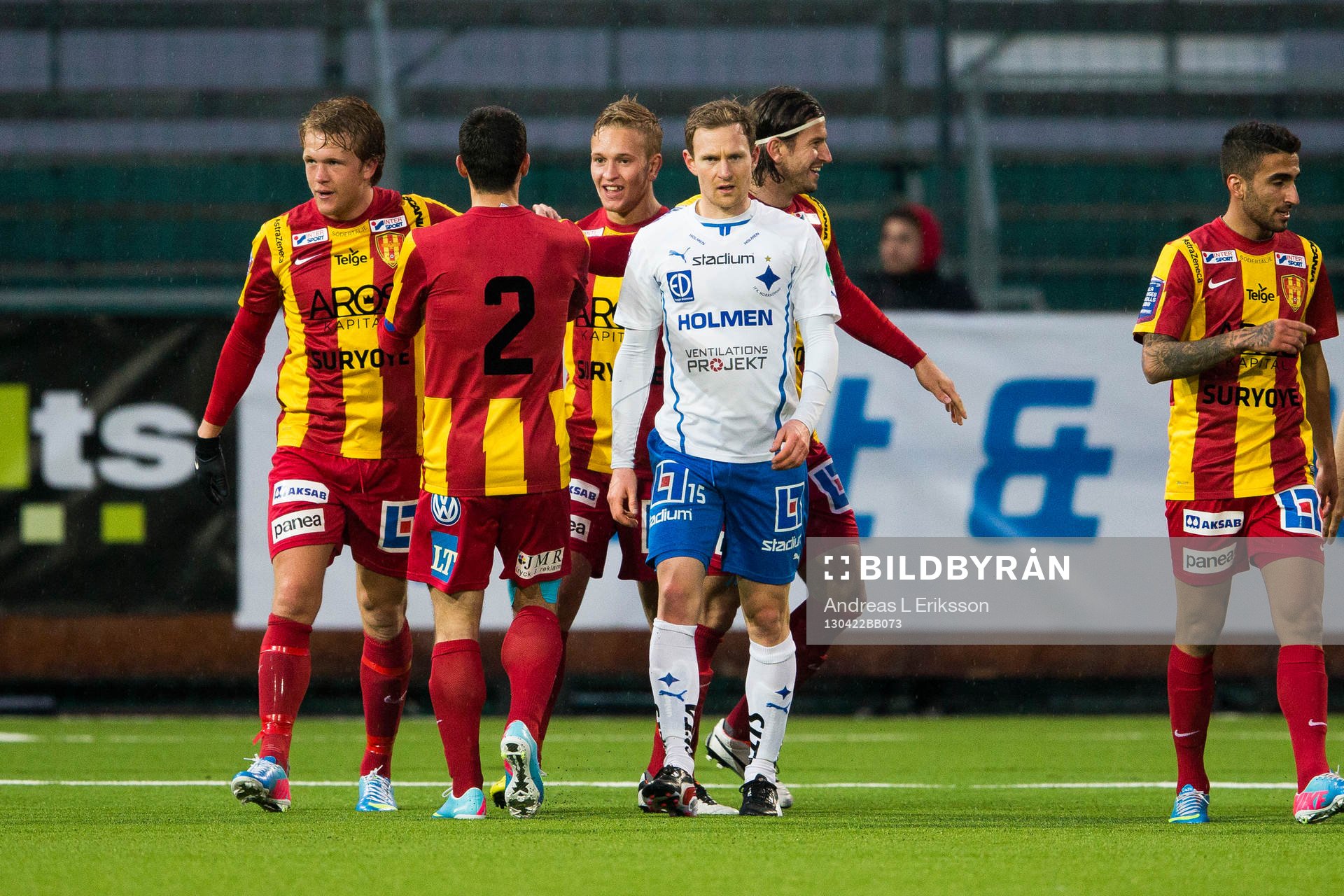 Alexander Michel gör 3-1 för Syrianska och gratuleras av