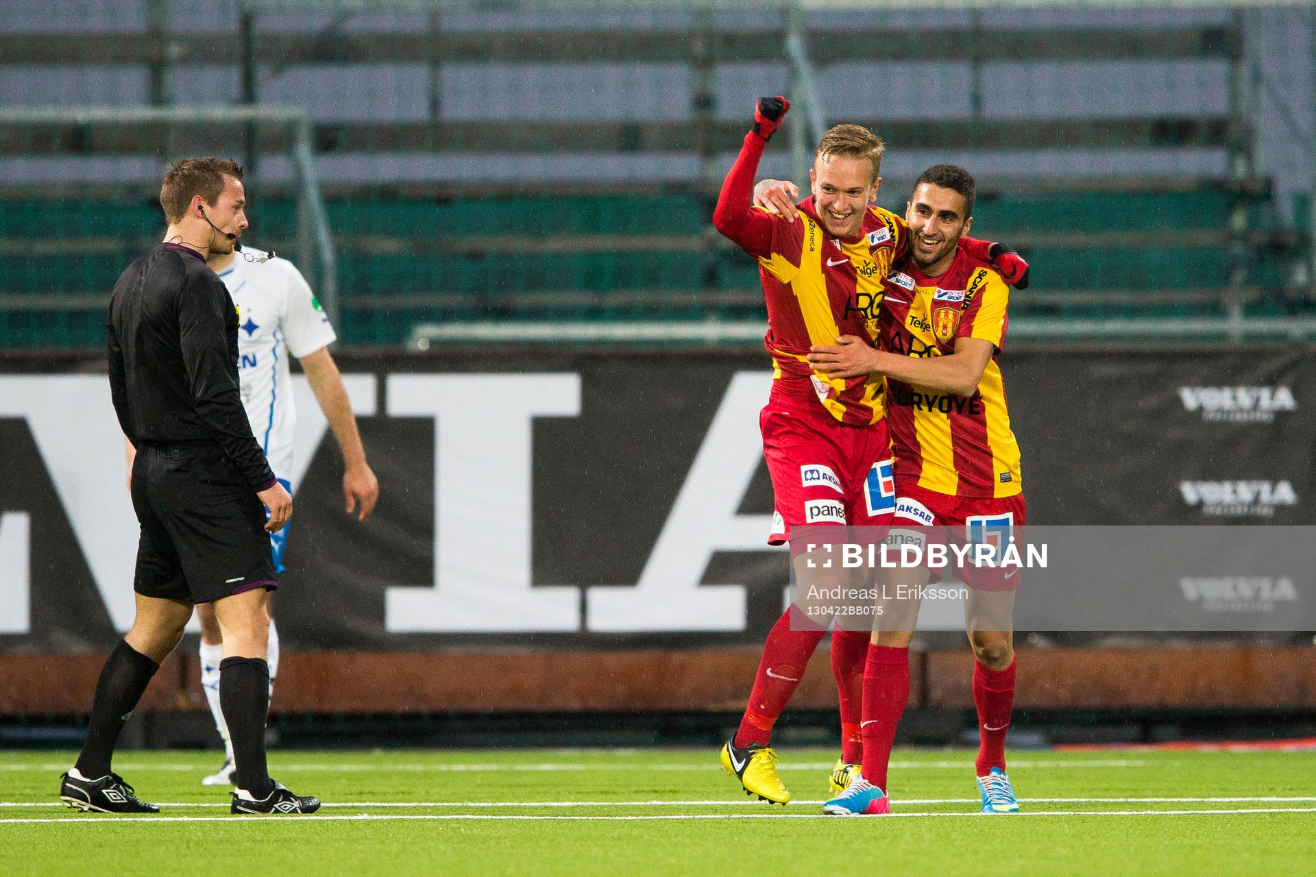 Alexander Michel gör 3-1 för Syrianska och gratuleras av