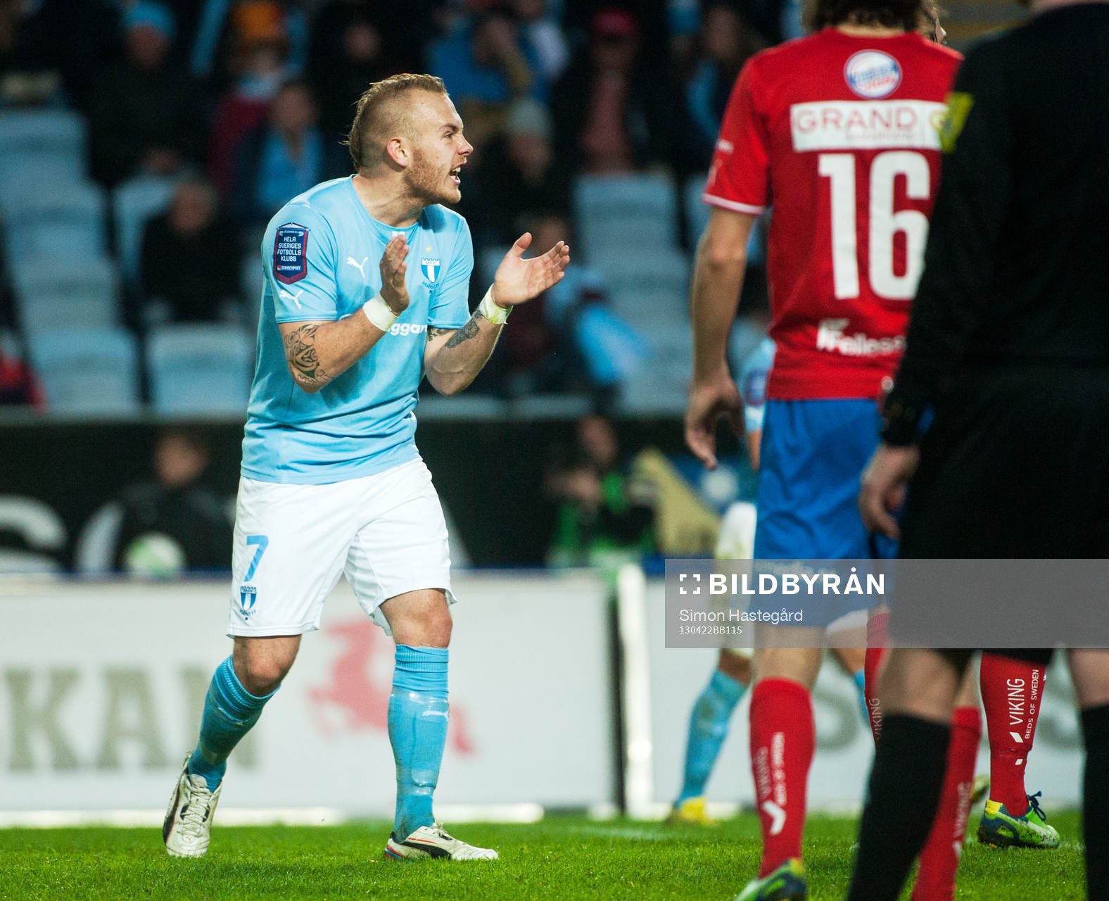 Magnus Eriksson, Malmö, försöker peppa igång sitt lag