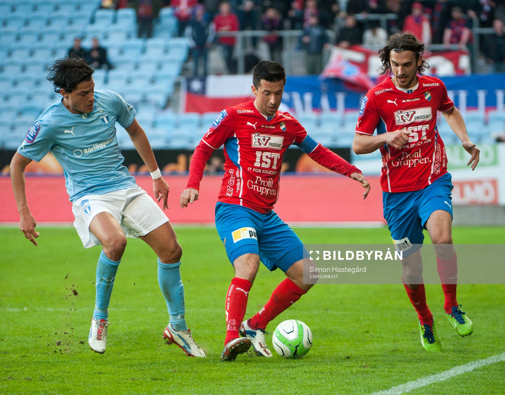 Miiko Albornoz, Malmö FF, försöker stoppa Denis Velic