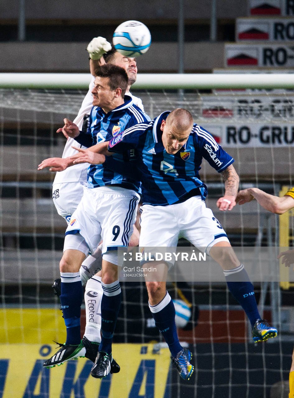 Kevin Stuhr-Ellegaard, målvakt, Elfsborg, i luftduell med