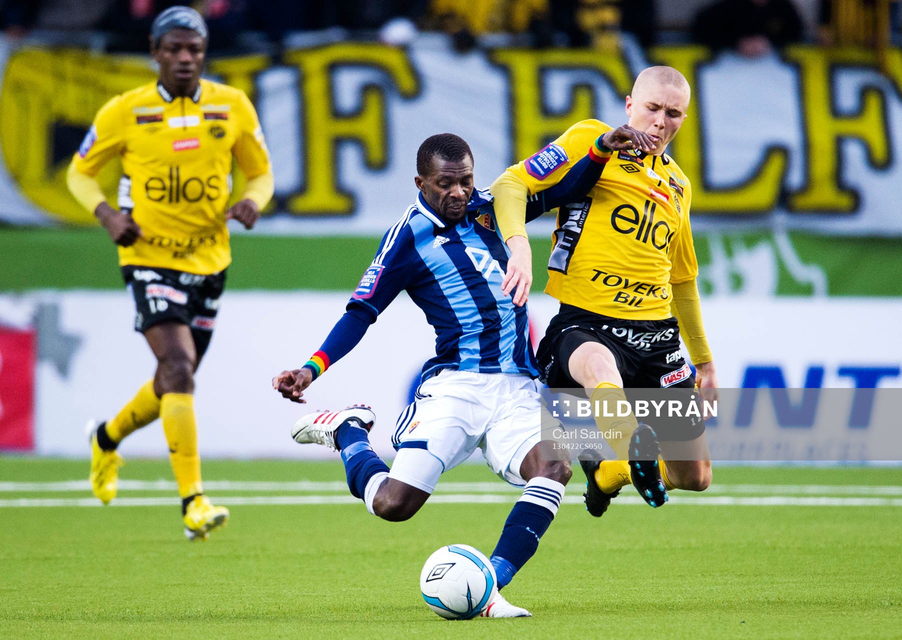 Närkamp mellan Yussif Chibsah, Djurgården, och Sebastian