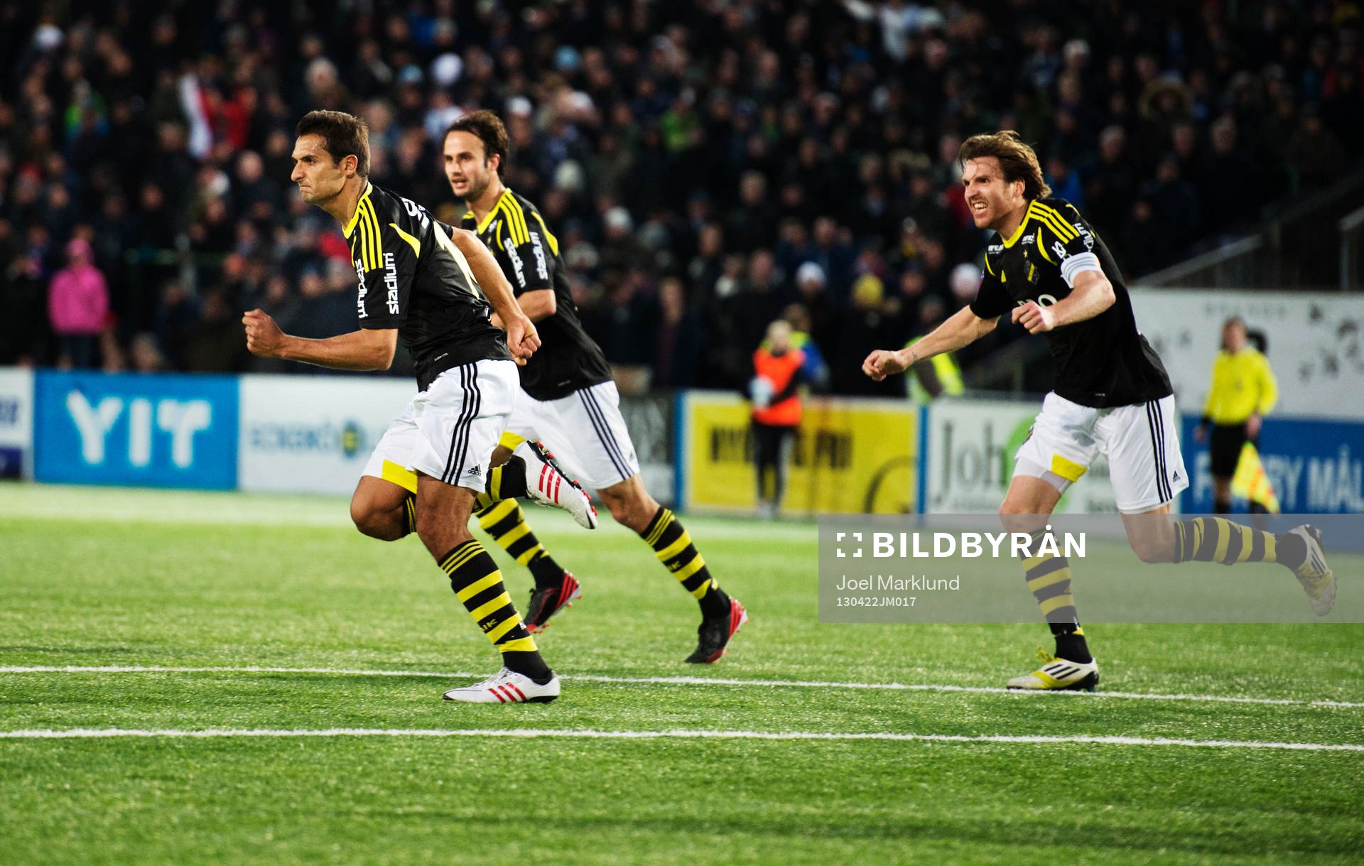 Fotboll, Allsvenskan, Gefle - AIK: Celso Borges, Helgi Danielsson och Nils-Eric Johansson, AIK, jublar efter 0-1.