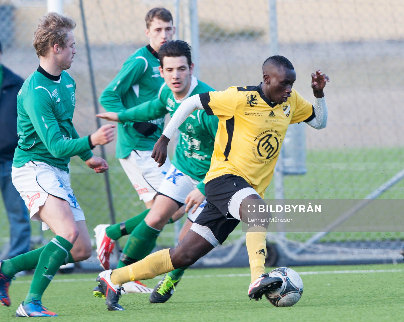Fotboll, reservlagsserien, IFK Hässleholm - Hässleholms IF: Denis Masumboko, Hässleholm, dribbling