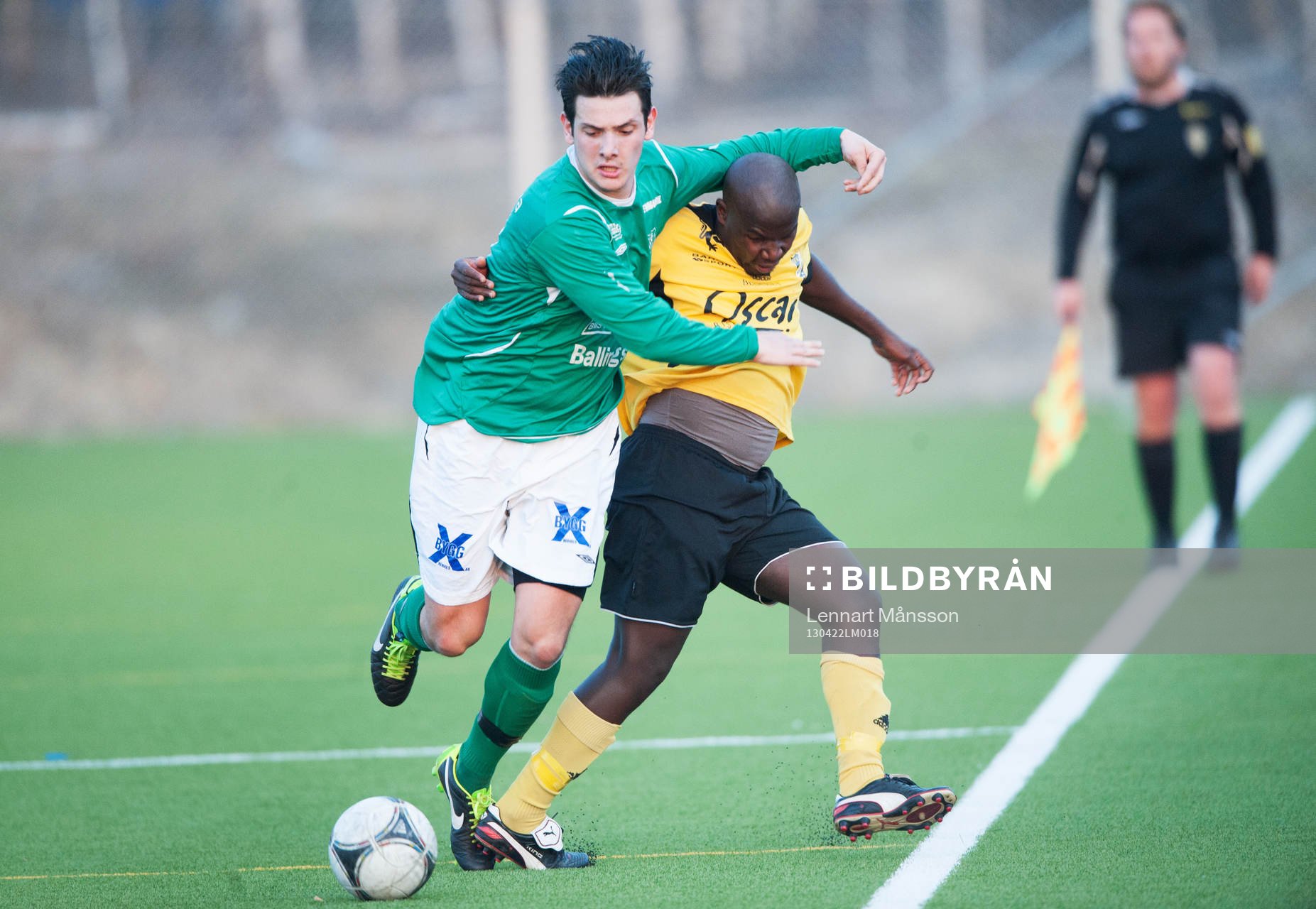 Fotboll, reservlagsserien, IFK Hässleholm - Hässleholms IF: Brottning, Andile Xaba, IFK Hässleholm, vräks omkull