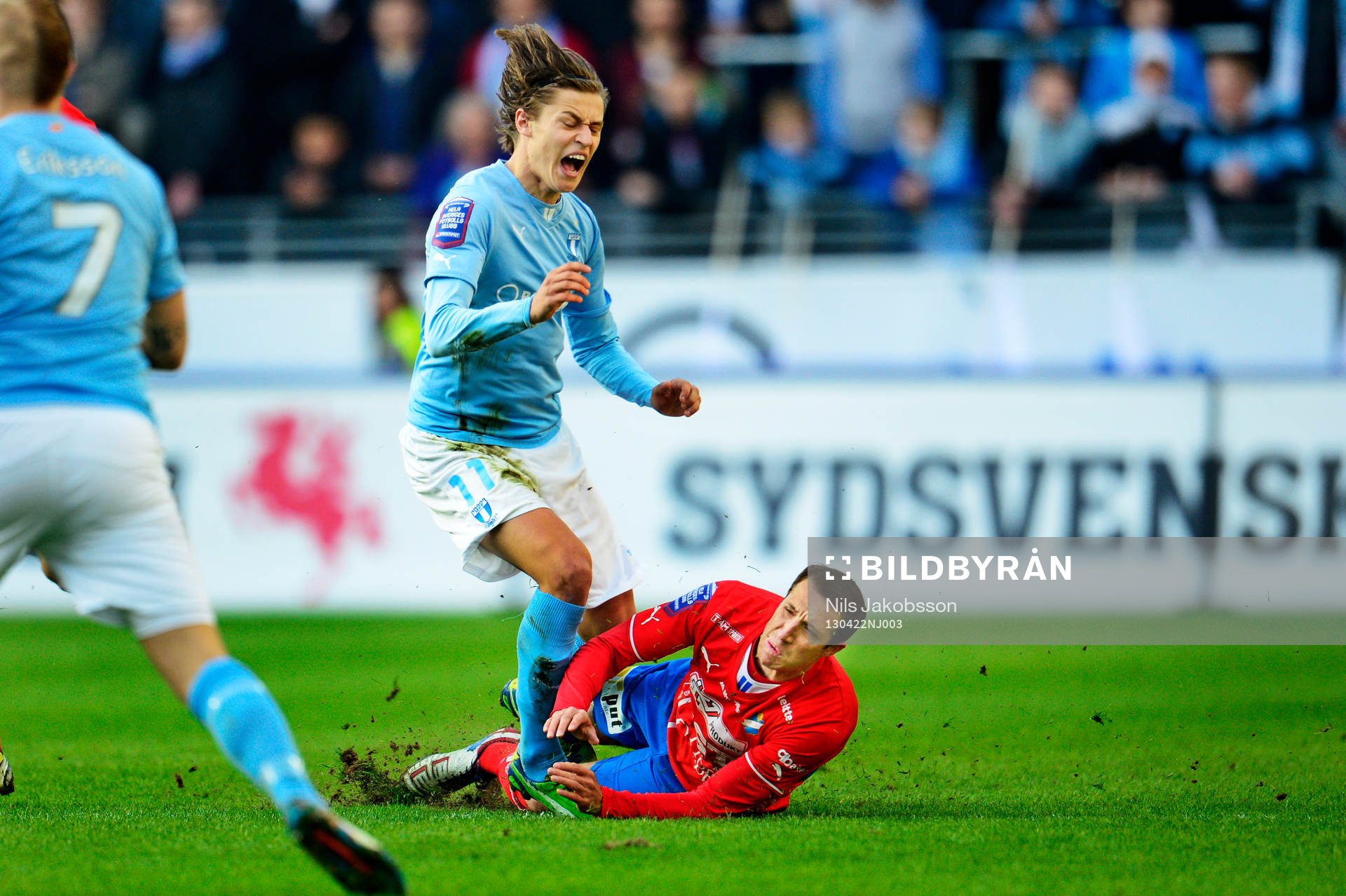 Simon Thern, Malmö FF kapas av Kenny Pavey, Öster, som