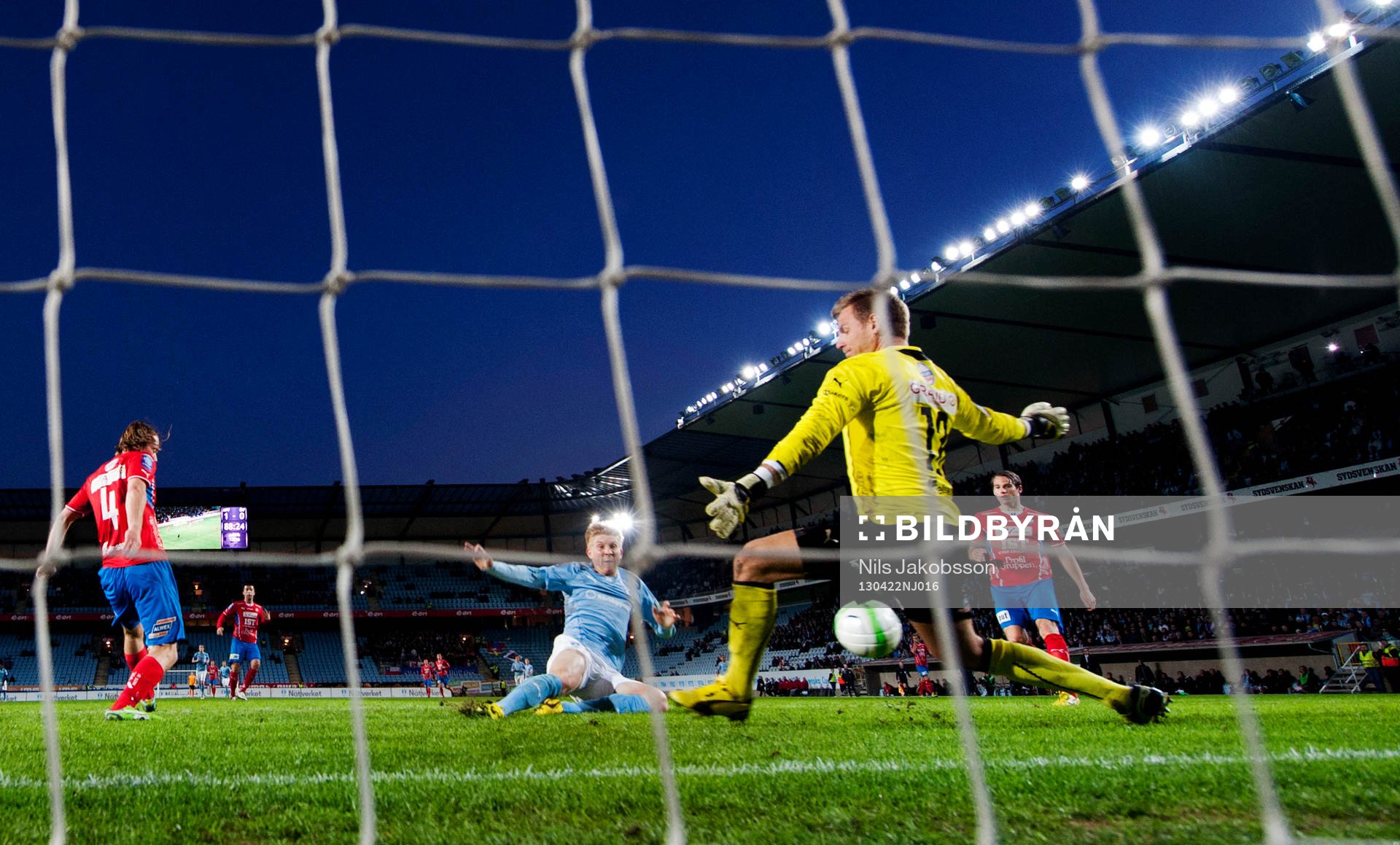 Simon Kroon, Malmö FF, slår in 2-0 bakom Aleander Nadj,