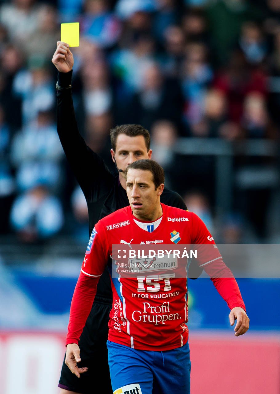 Kenny Pavey, Öster, får ett gult kort