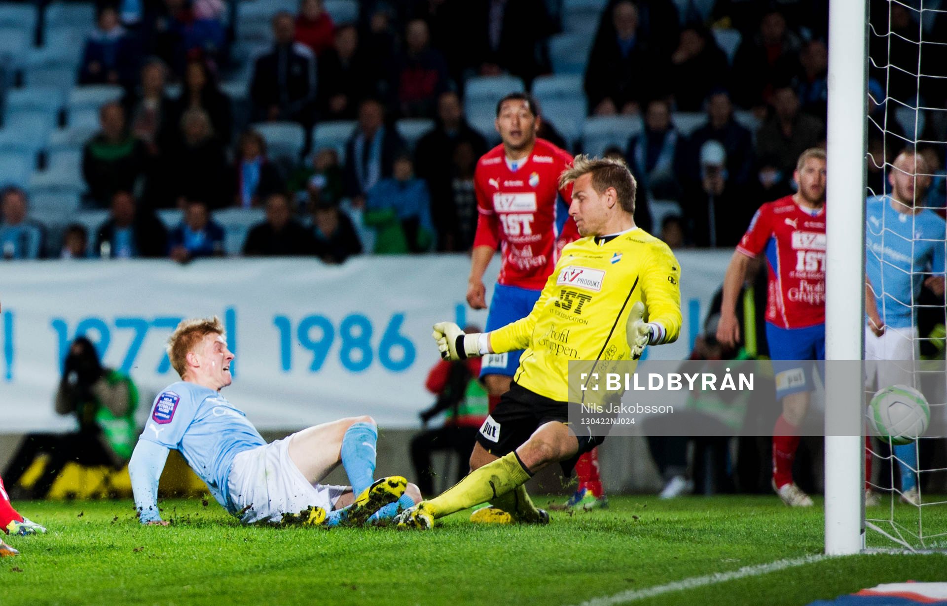 Simon Kroon, Malmö FF, stöter in 2-0 bakom Aleander Nadj,