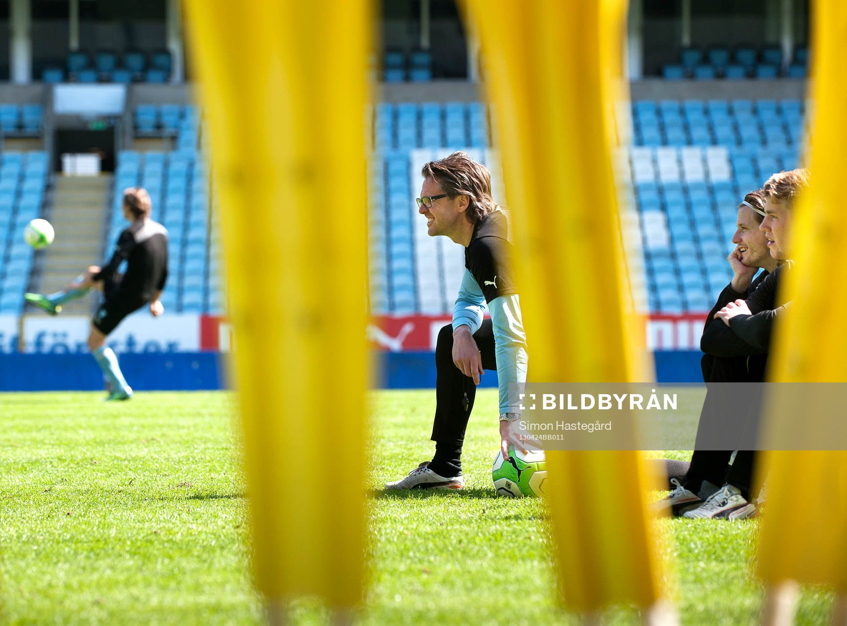 Rikard Norling, tränare Malmö FF övervakar träningen