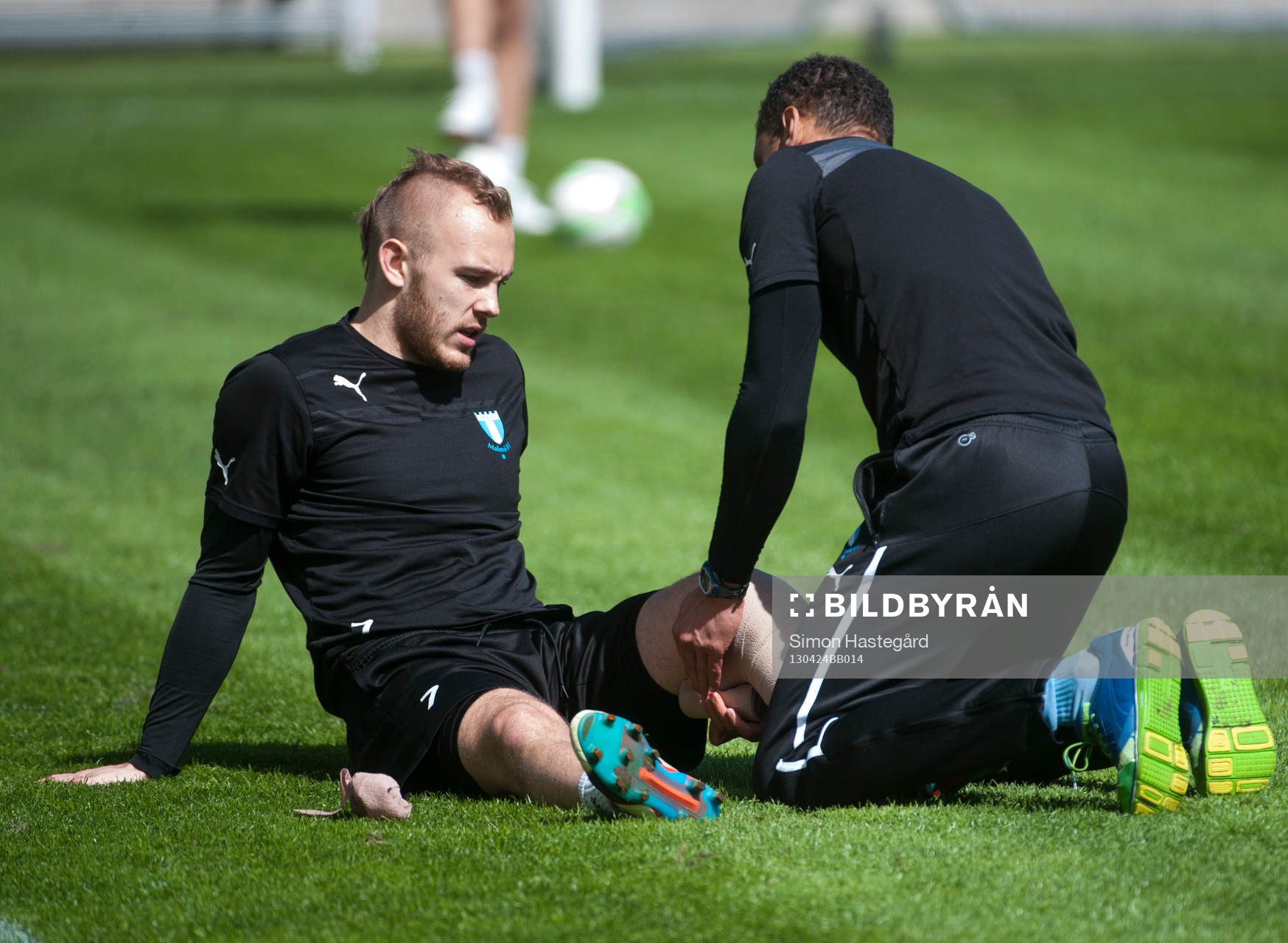 Magnus Eriksson, Malmö FF, får lindat ben