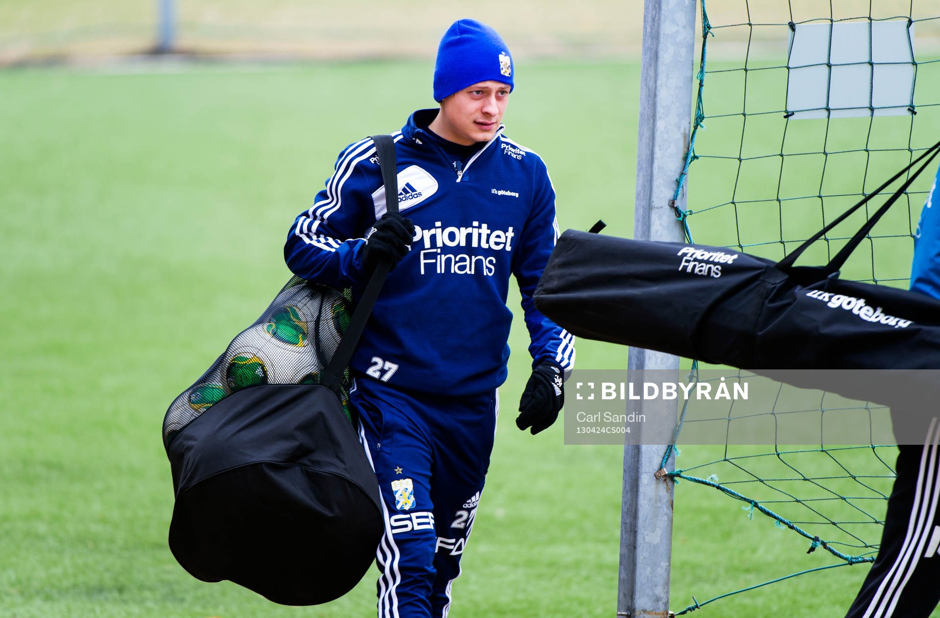 Joel Allansson, IFK Göteborg, bär utrustning till