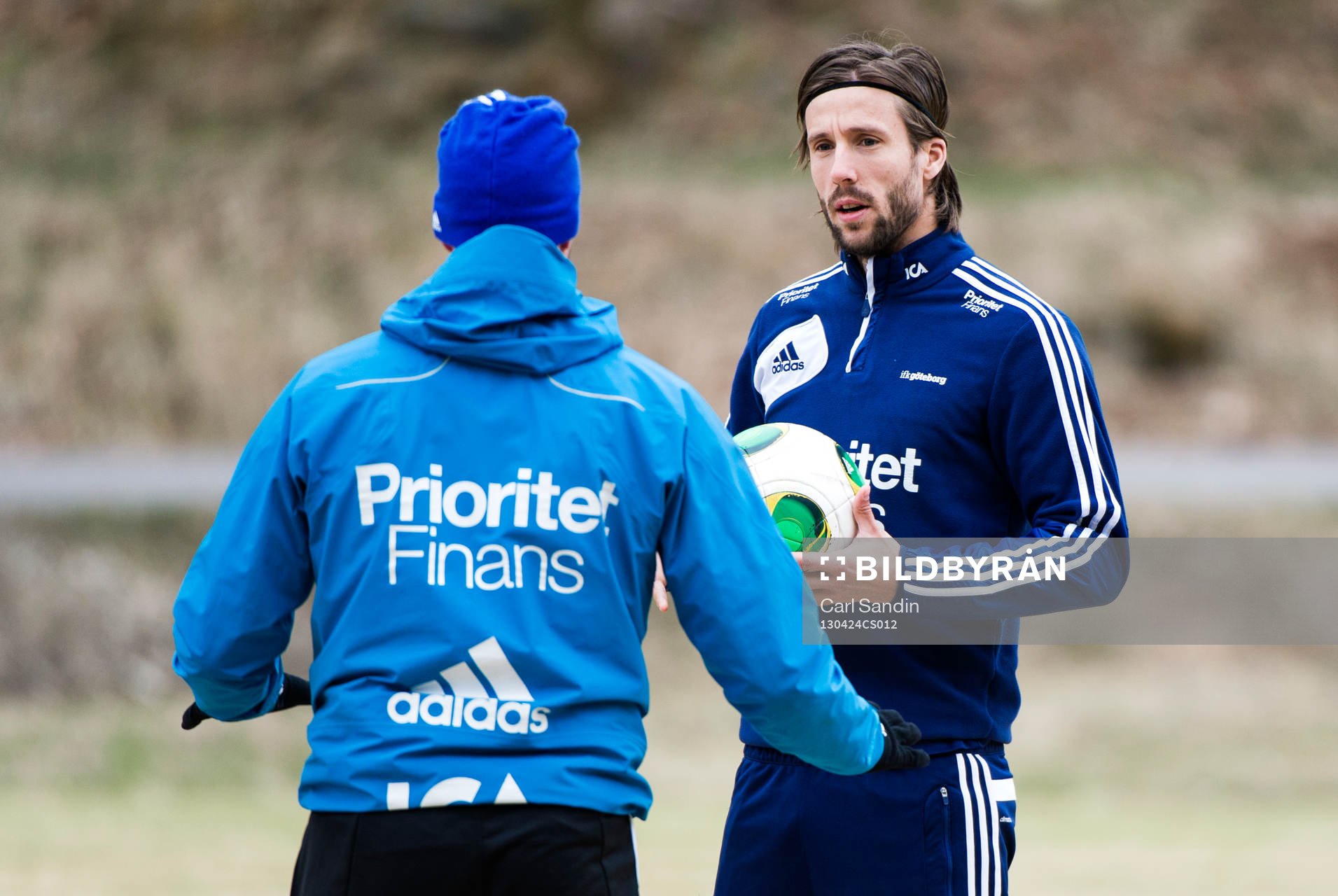 Mattias Bjärsmyr, IFK Göteborg, samtalar med en av