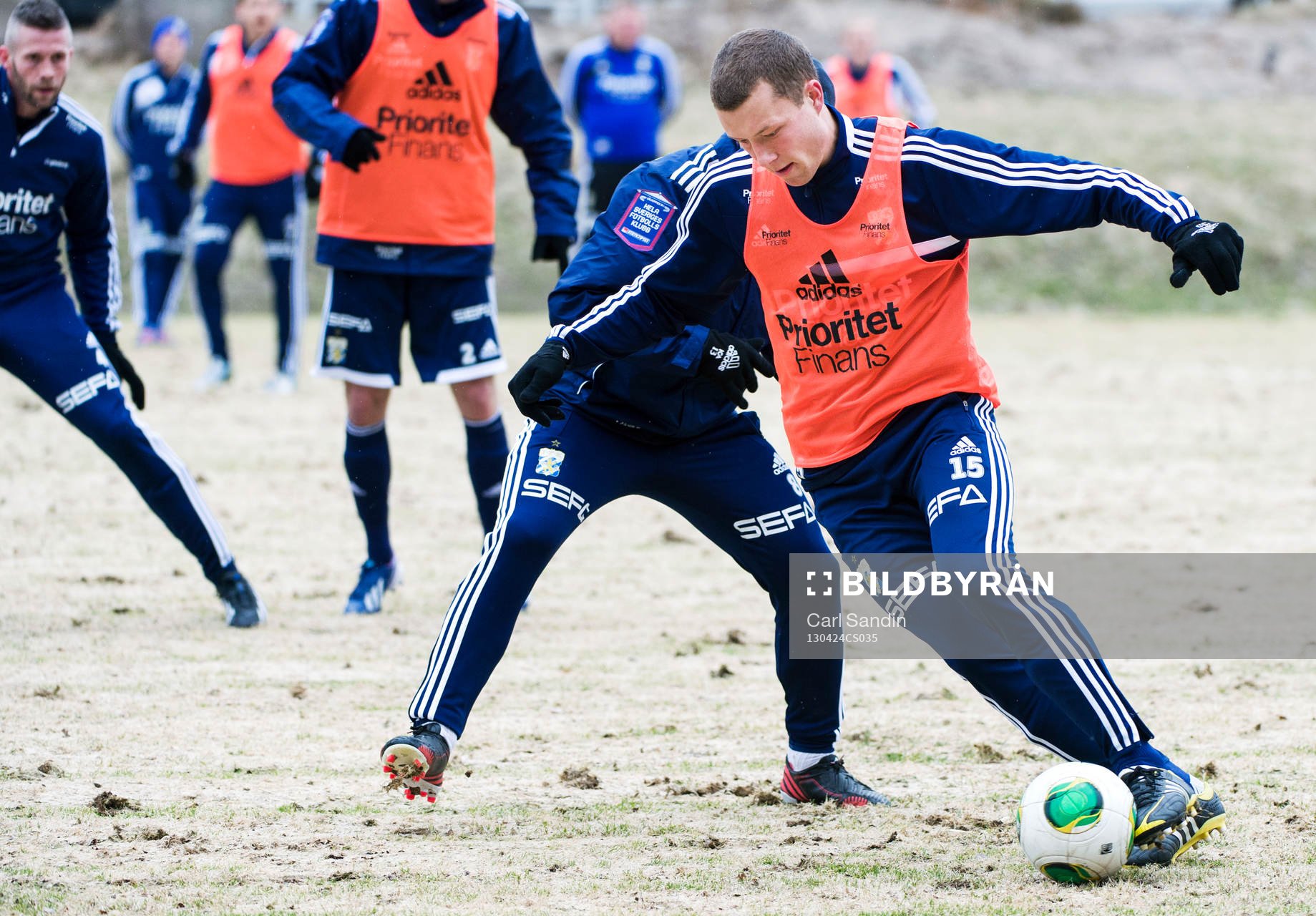 Jakob Johansson, driver förbi Nordin Gerzic, IFK Göteborg