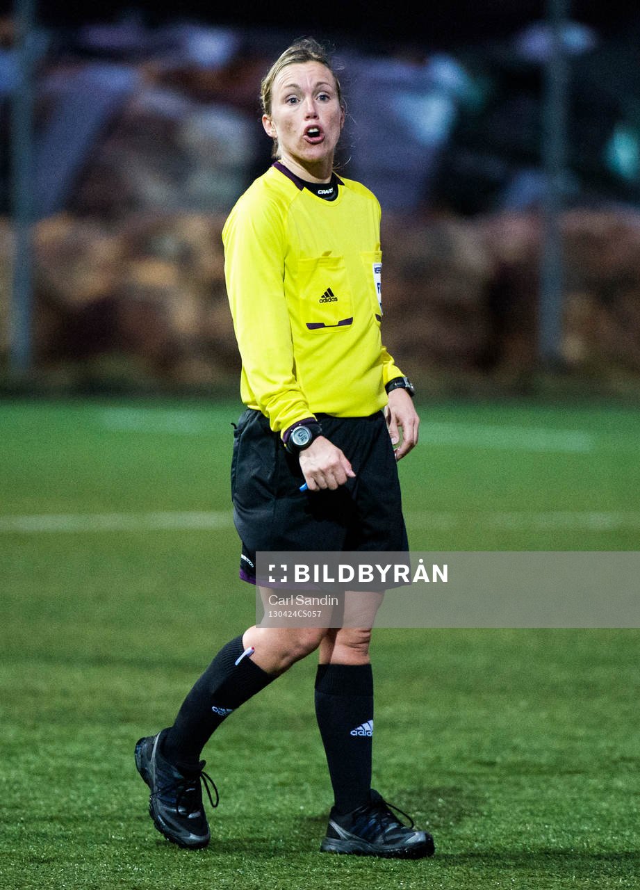 Fotboll, Damallsvenskan, Jitex - Kopparbergs Göteborg: Sara Persson, domare från Rävlanda.