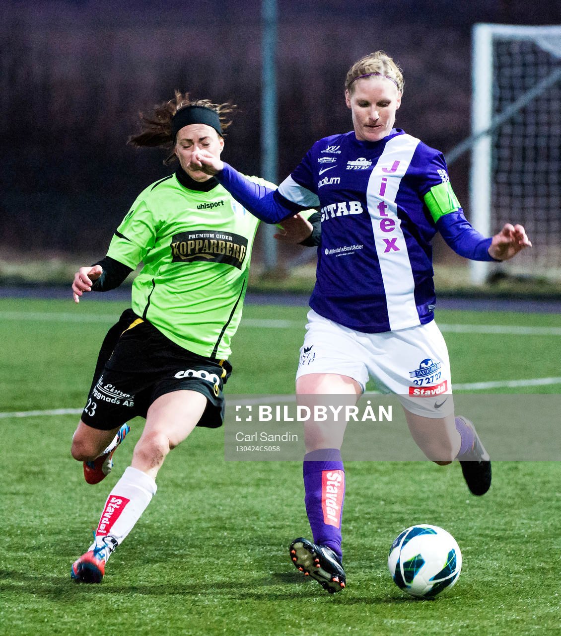 Fotboll, Damallsvenskan, Jitex - Kopparbergs Göteborg: Sofia Karlsson, Jitex, jagas av Johanna Almgren, Kopparbergs Göteborg.