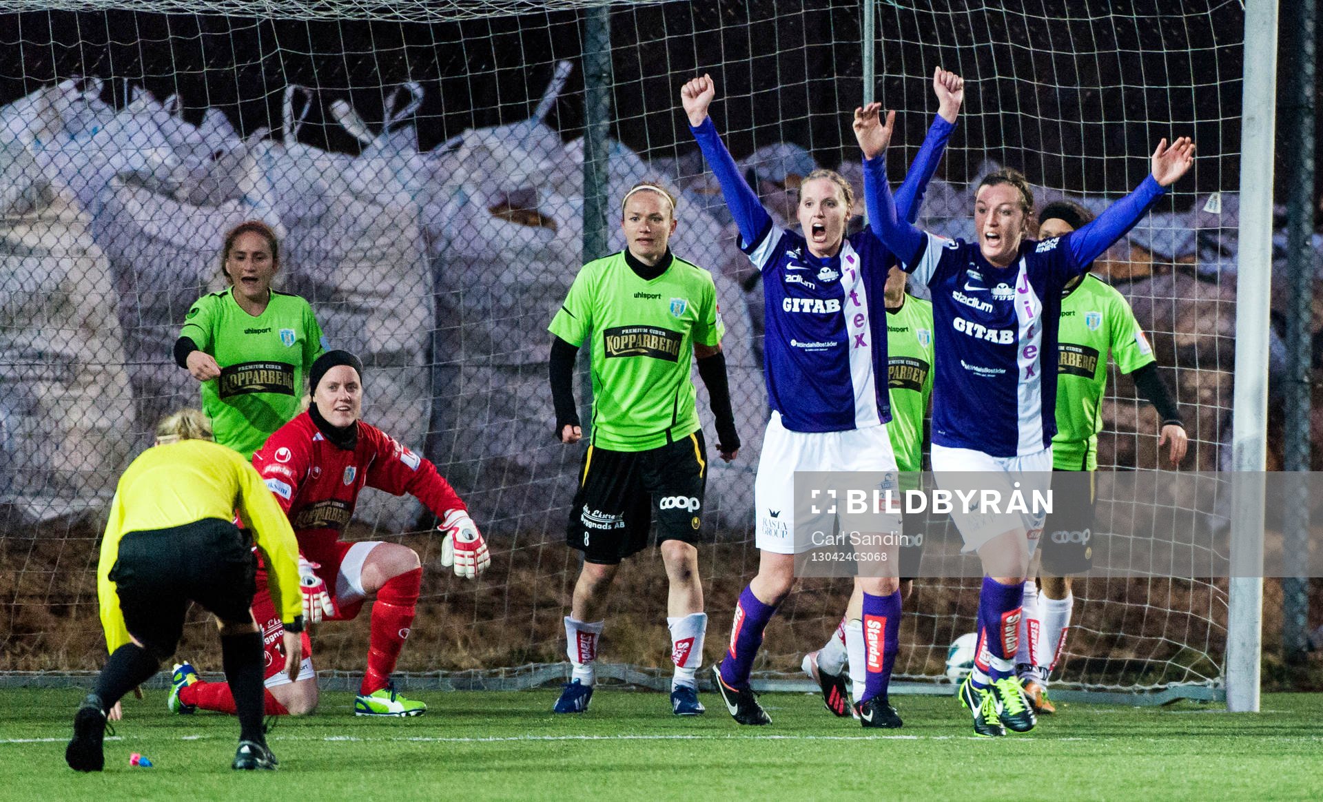 Fotboll, Damallsvenskan, Jitex - Kopparbergs Göteborg: Domaren Sara Persson tappar visselpipan och avblåsningen dröjer för det bortdömda målet. Sofia Karlsson och Elin Sandgren, Jitex, jublar.