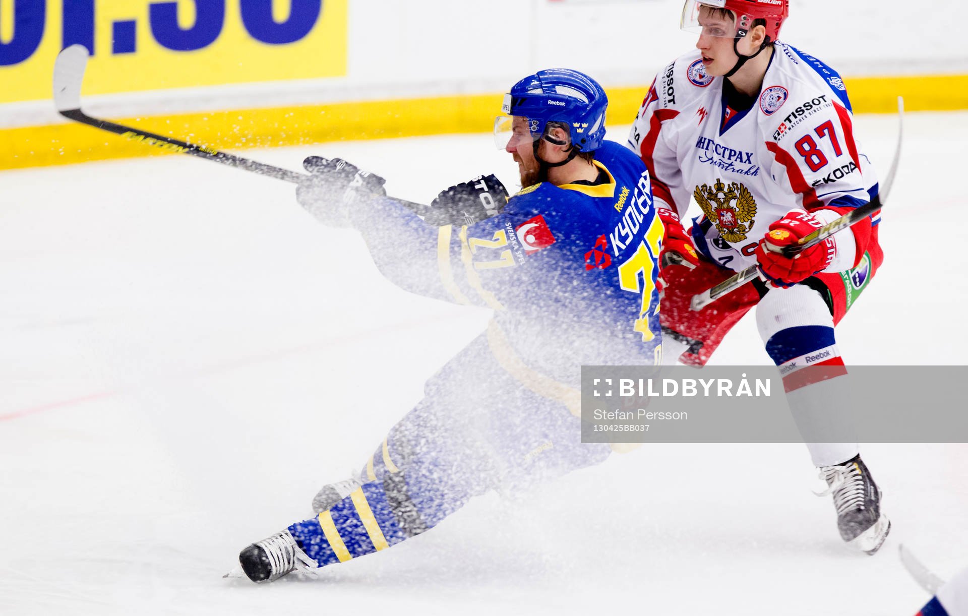 Linus Omark, Sverige  gör 4-0 framför Vadim Shipachev,