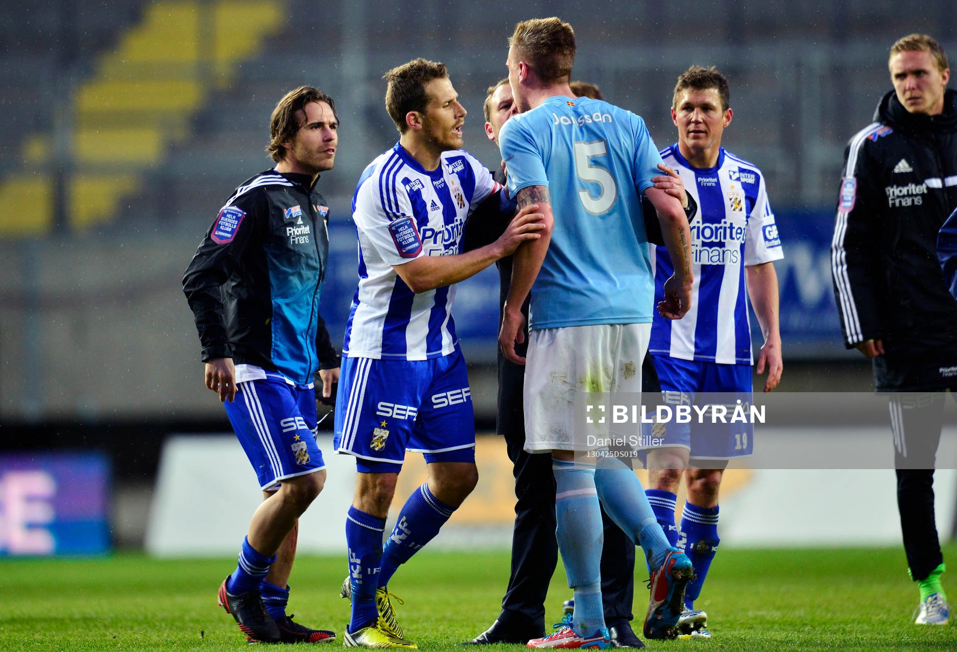 Fotboll, Allsvenskan, IFK Göteborg - Malmö FF: Nordin Gerzic, IFK Göteborg, och Pontus Jansson, Malmö FF, bråkar efter matchen och Tobias Hysén går emellan.