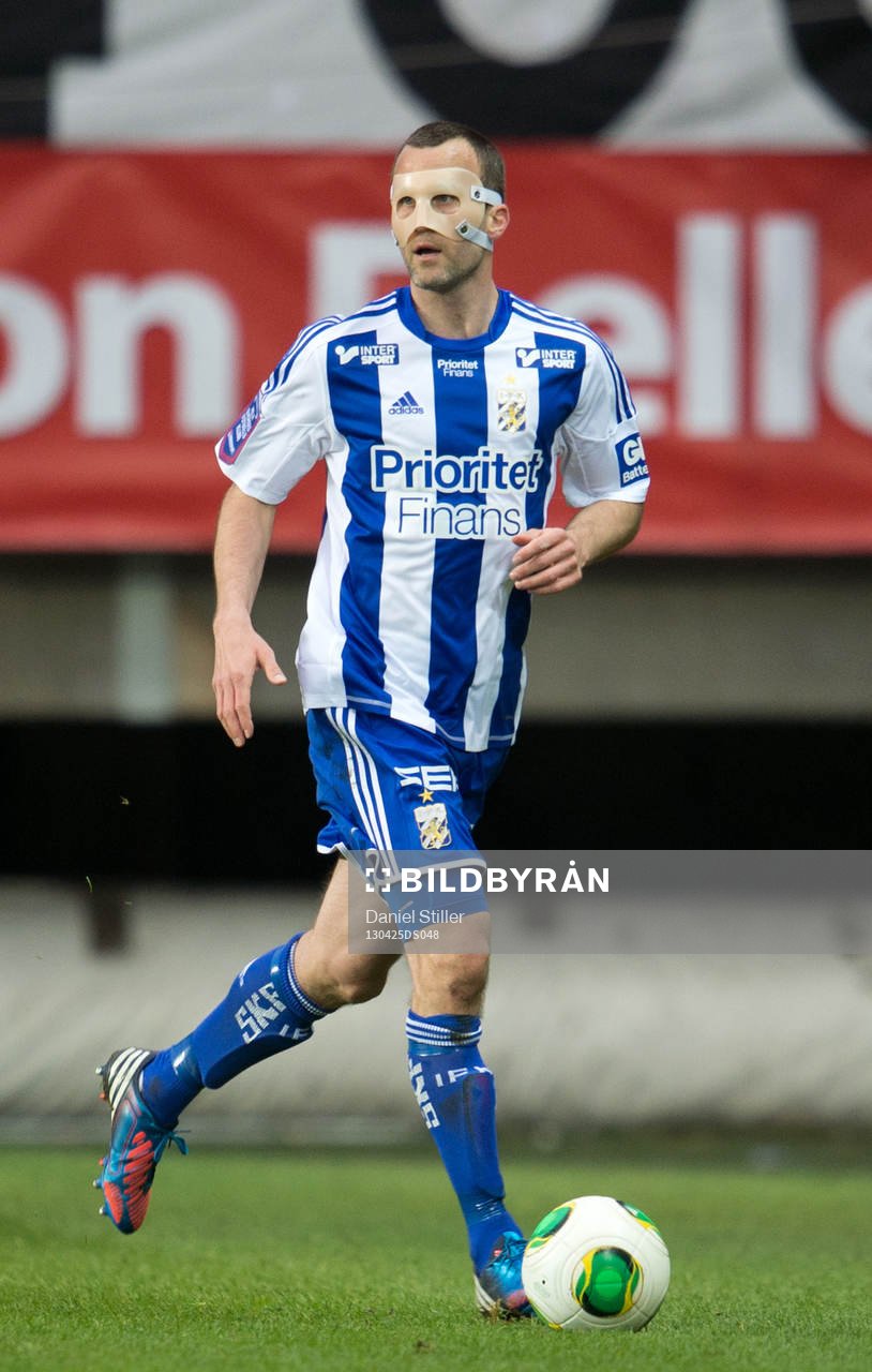 Hjalmar Jonsson, IFK Göteborg, spelar med ansiktsskydd