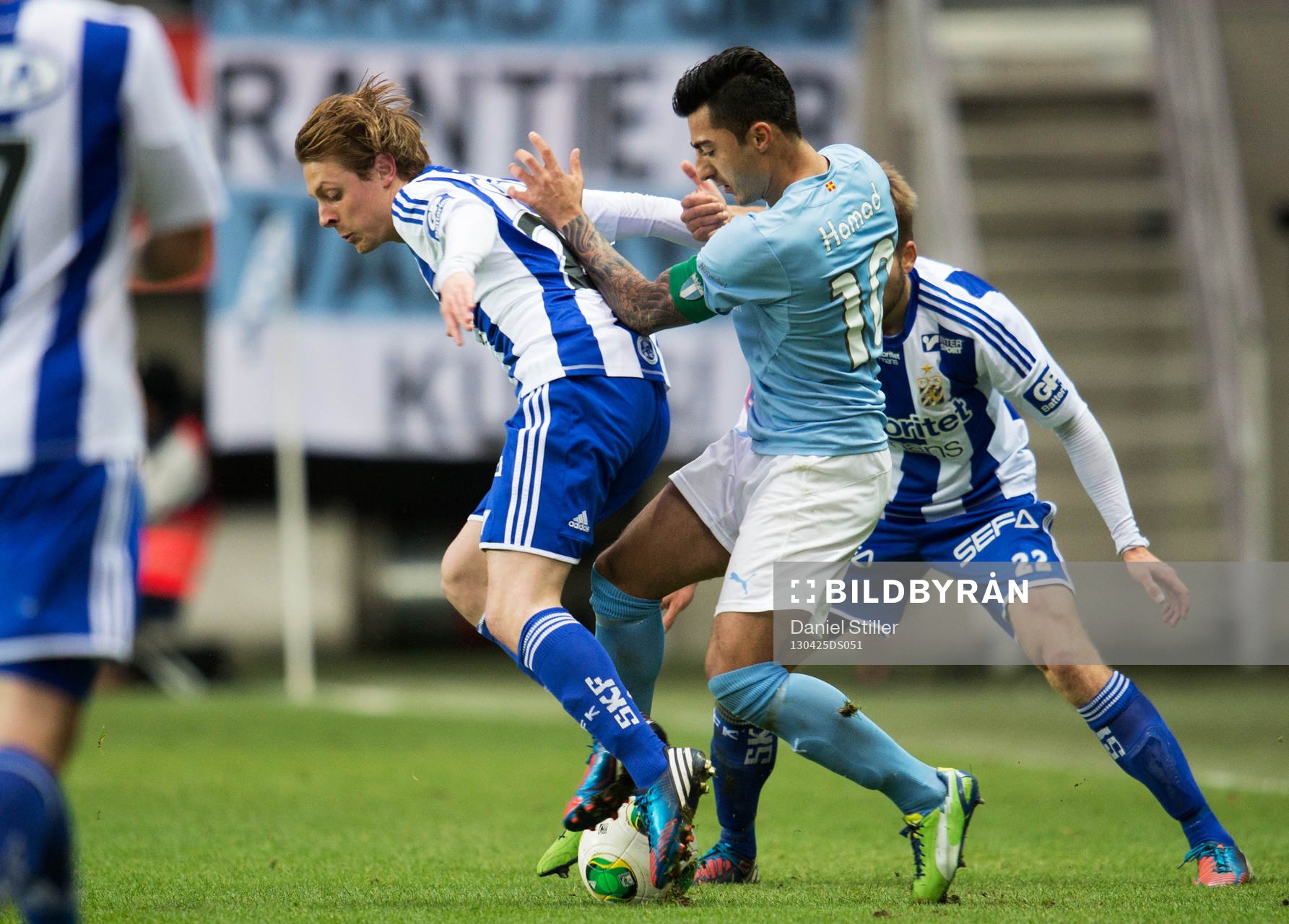 Jiloan Hamad, Malmö FF, försöker ta sig förbi Joel