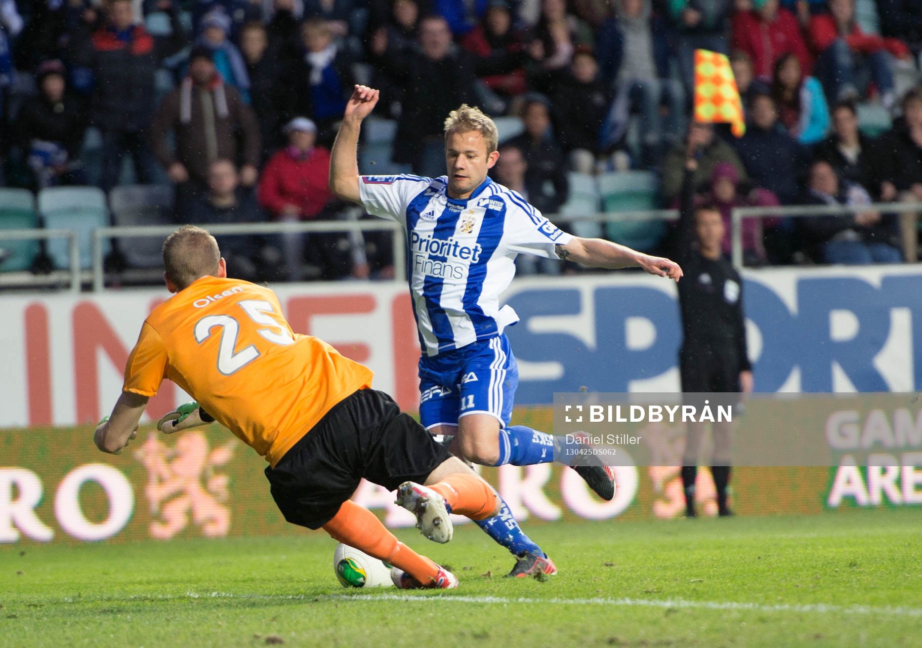 Robin Söder, IFK Göteborg, kommer fri med Robin Olsen,
