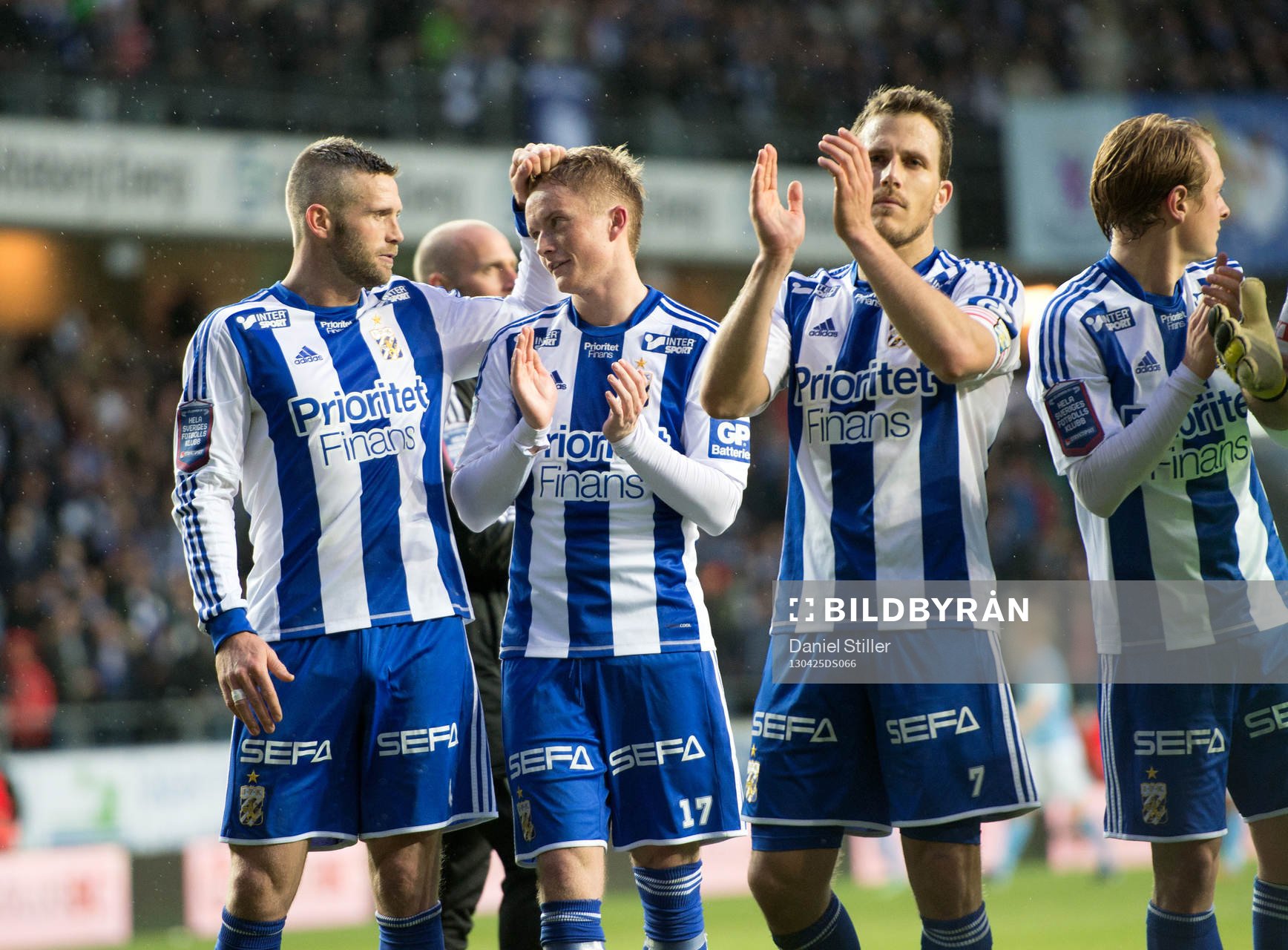 Fotboll, Allsvenskan, IFK Göteborg - Malmö FF: Kjetil Waehler klappar om Sam Larsson efter matchen