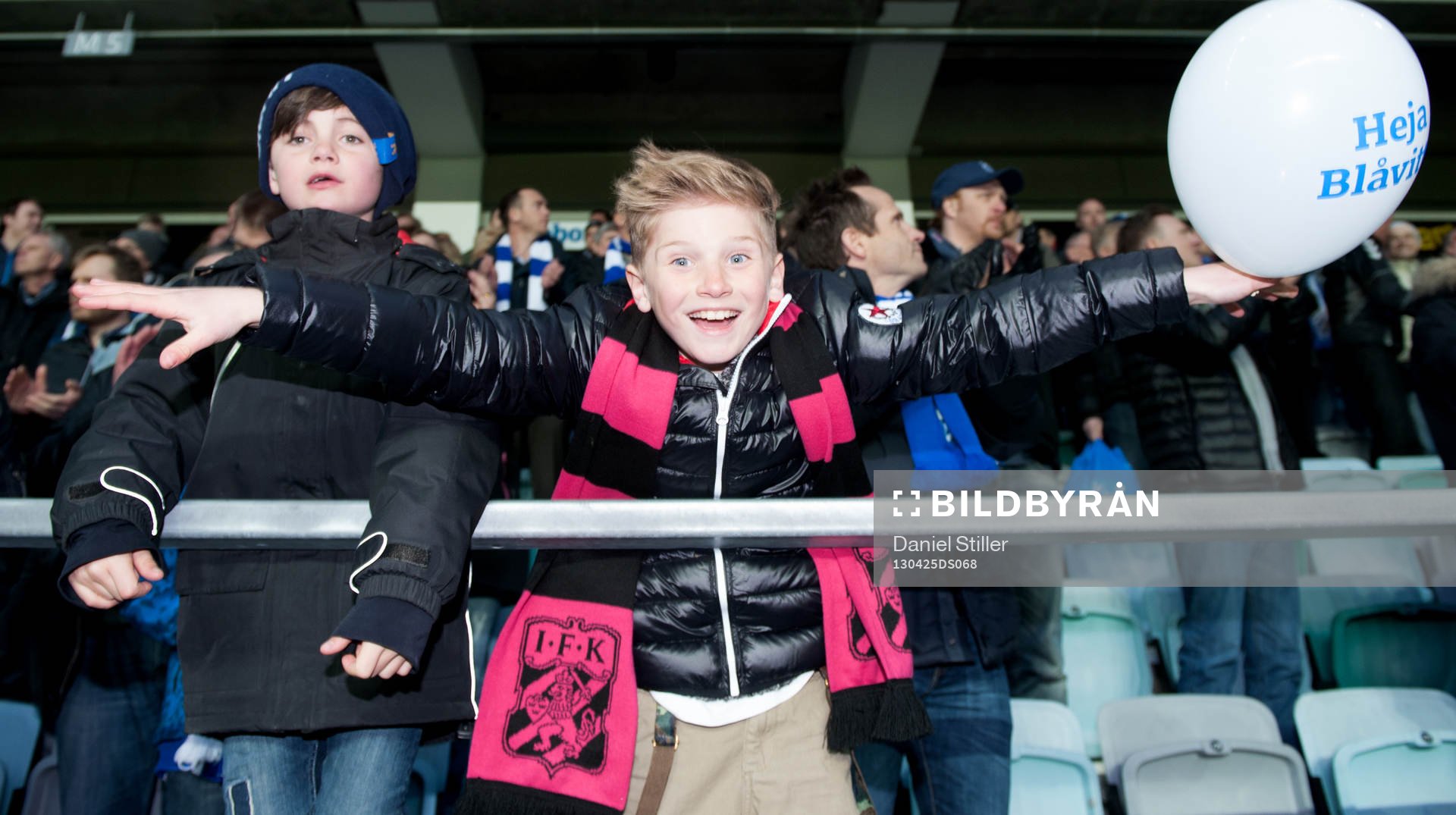 Unga Blåvita supportrar jublar