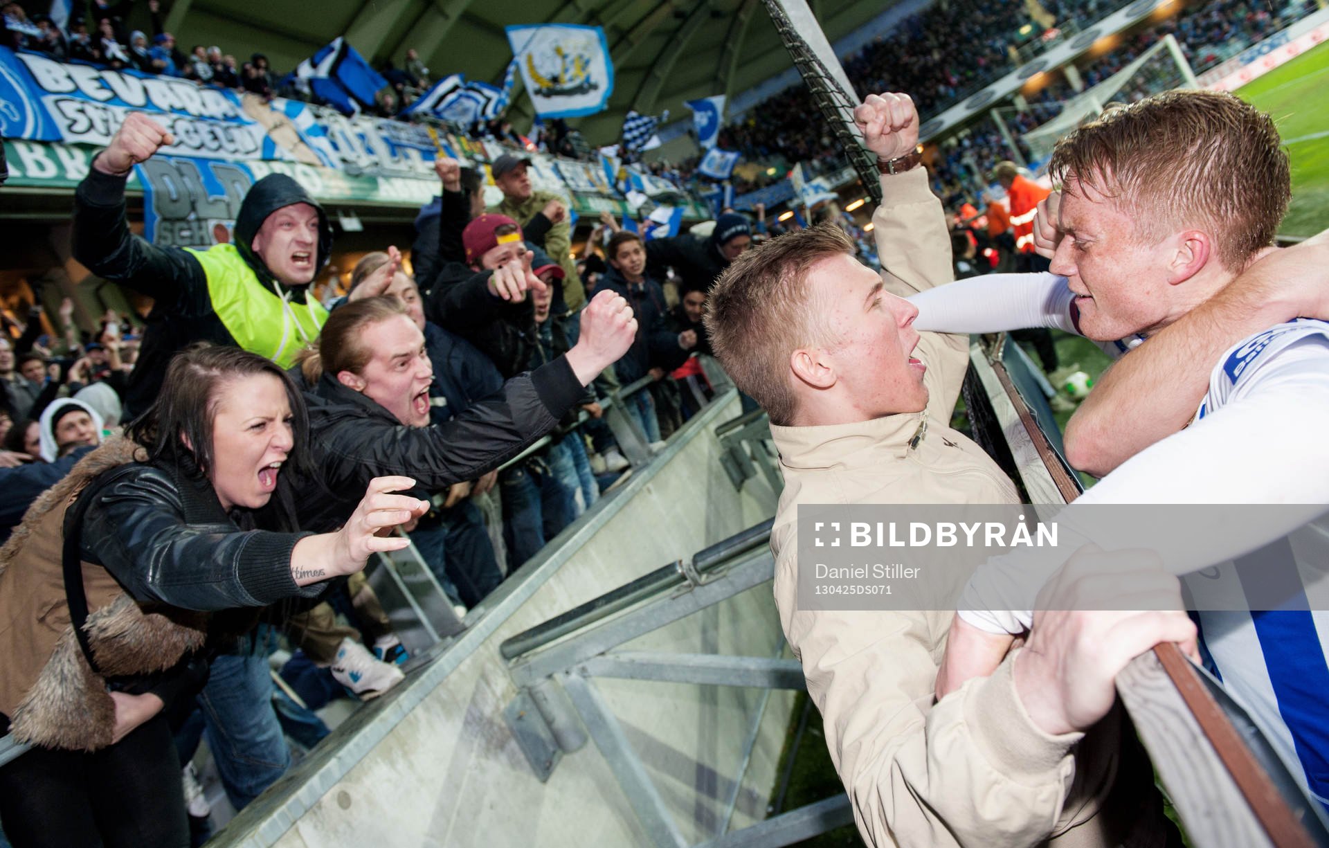 Fotboll, Allsvenskan, IFK Göteborg - Malmö FF: Sam Larsson, IFK Göteborg, jublar med de blåvita fansen efter att ha kvitterat på övertid