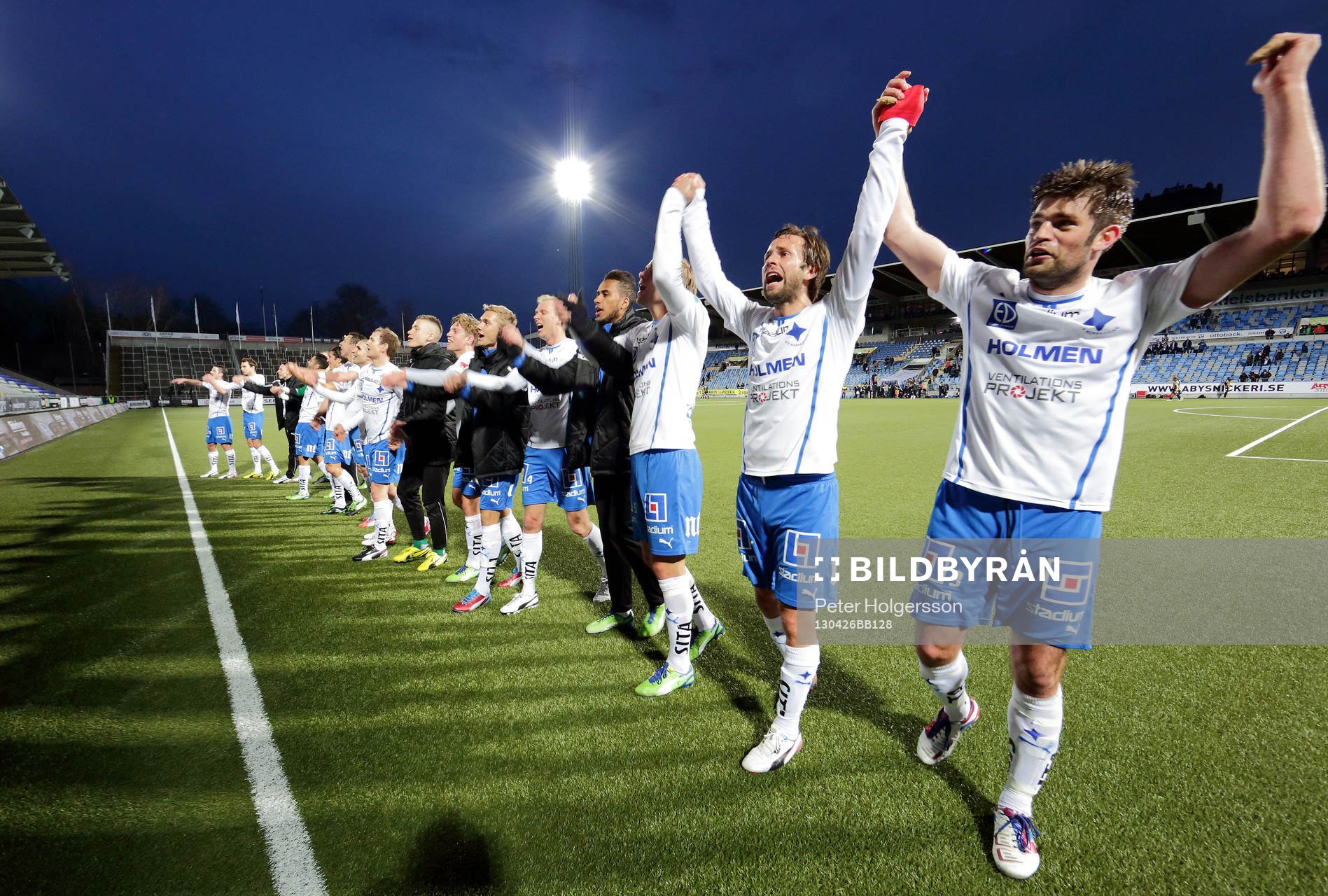 Fotboll, Allsvenskan, Norrköping - Häcken: Mathias Florén och Morten Morisbak Skjönsberg, Norrköping, tackar tillsammans med sina lagkamrater publiken.