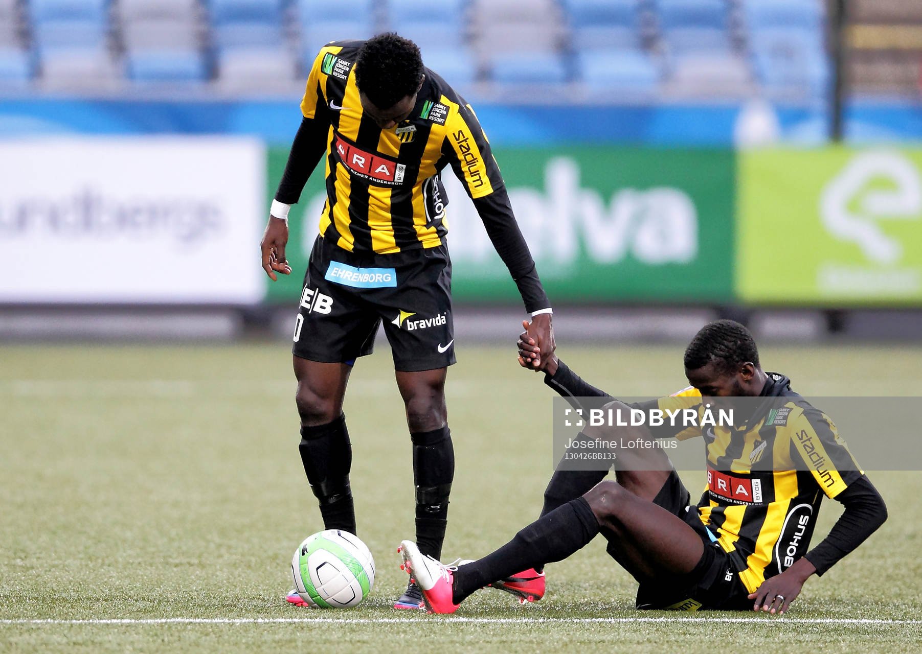 Dominic Chatto hjälper Dioh Williams, Häcken, upp