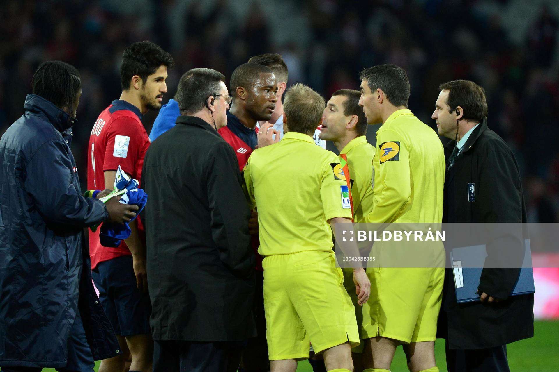 Altercation Aurelien CHEDJOU / Arbitre - 26.04.2013 - Lille