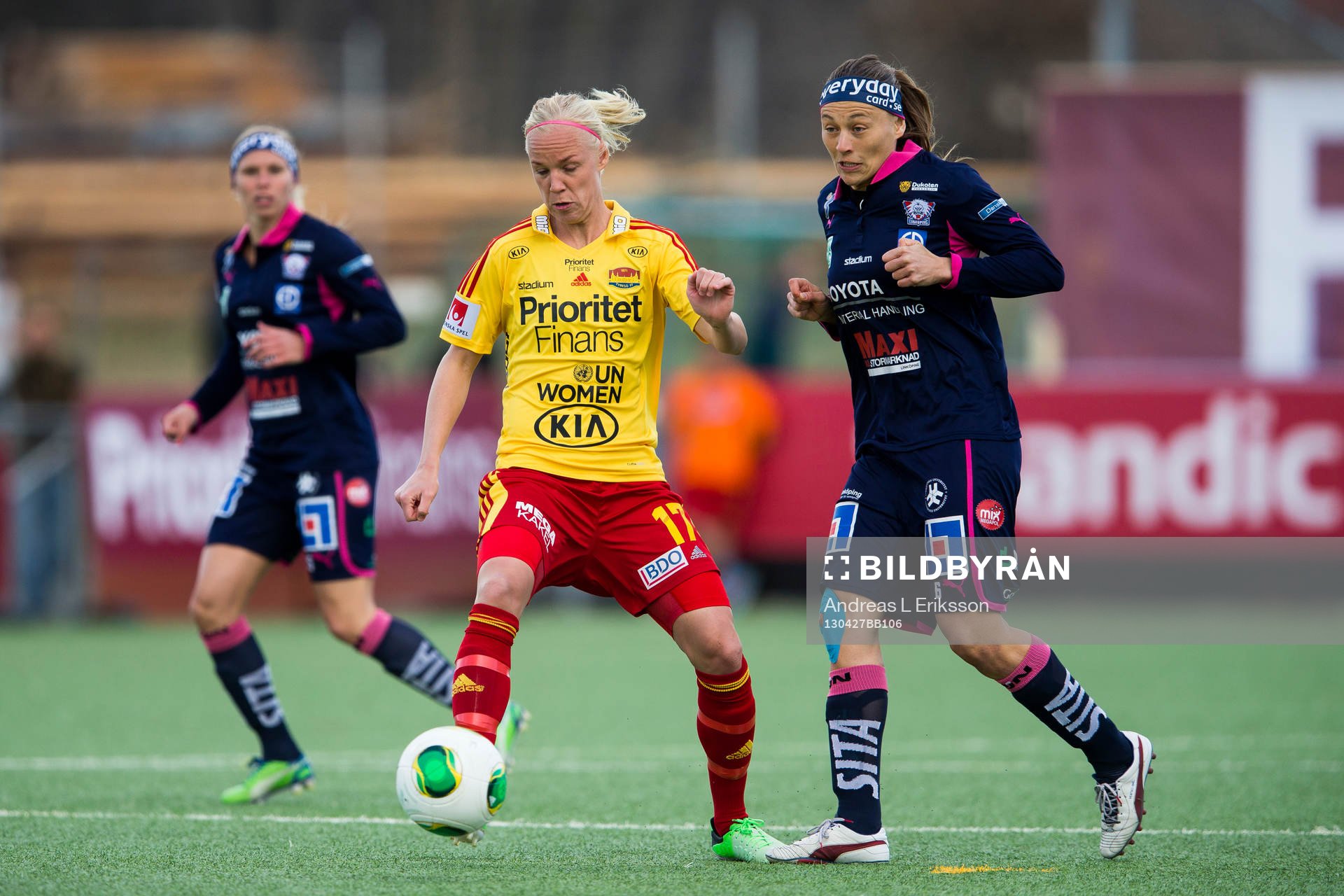 Caroline Seger, Tyresö och Mariann Gajhede Knudsen,