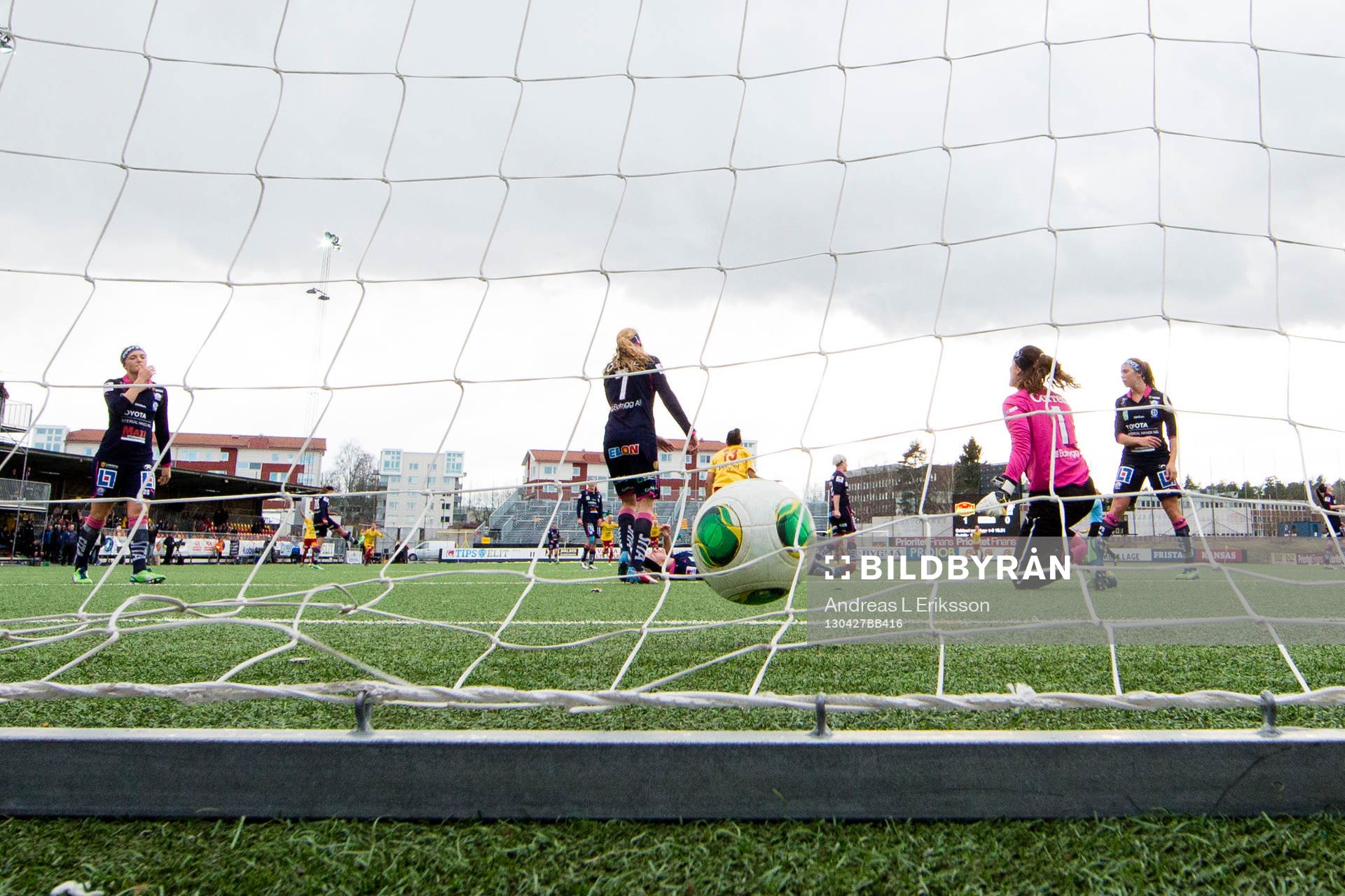 Christen Press gör 2-0 för Tyresö bakom Sofia Lundgren,