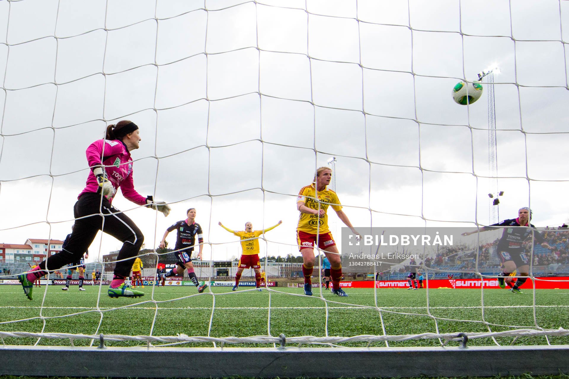 Kirsten van de Ven gör 1-0 för Tyresö bakom Sofia