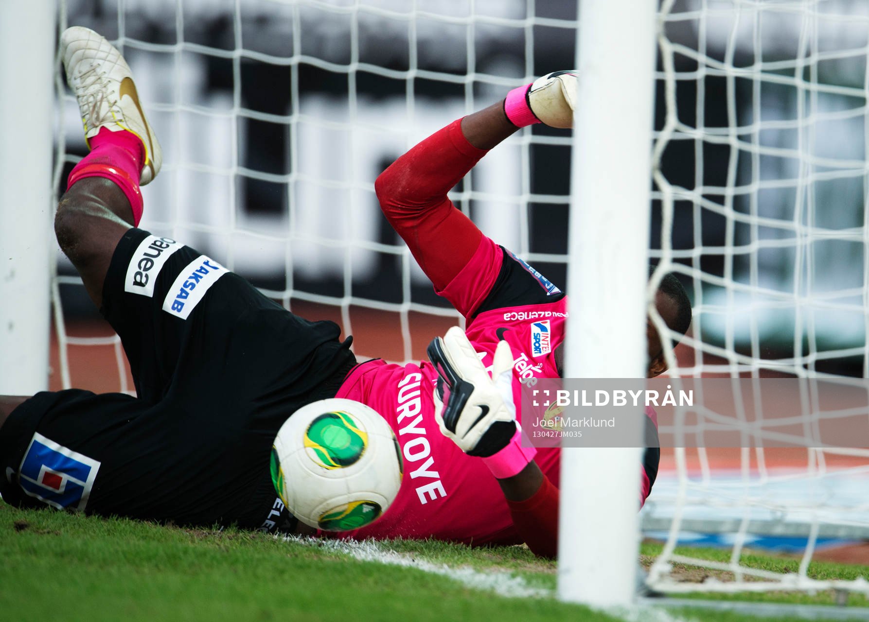 Dwayne Miller, målvakt, Syrianska, räddar bollen på