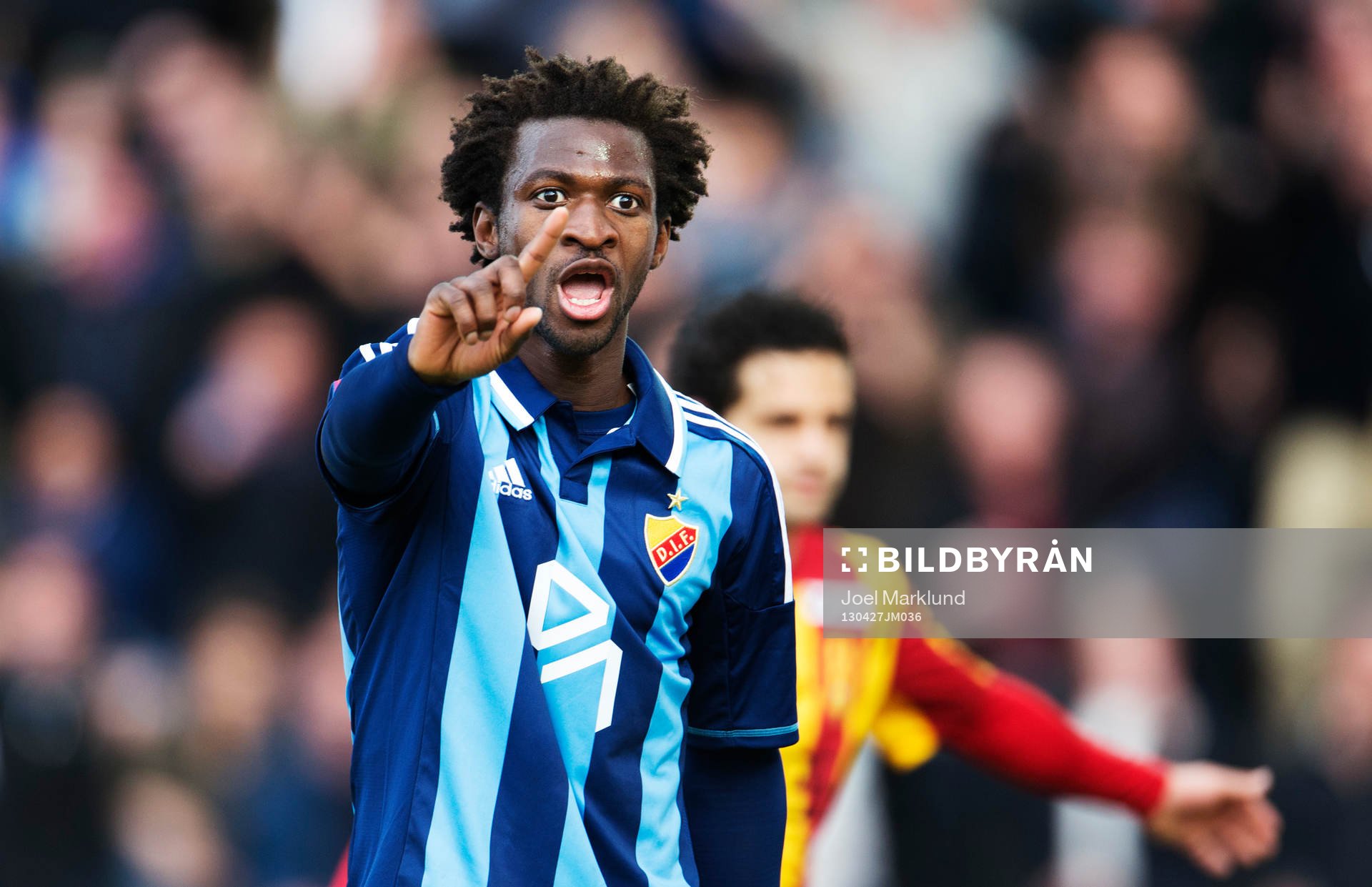 Fotboll, Allsvenskan, Djurgården - Syrianska: Amadou Jawo, Djurgården, protesterar mot linjedomarens beslut att inte visa mål för Djurgården.