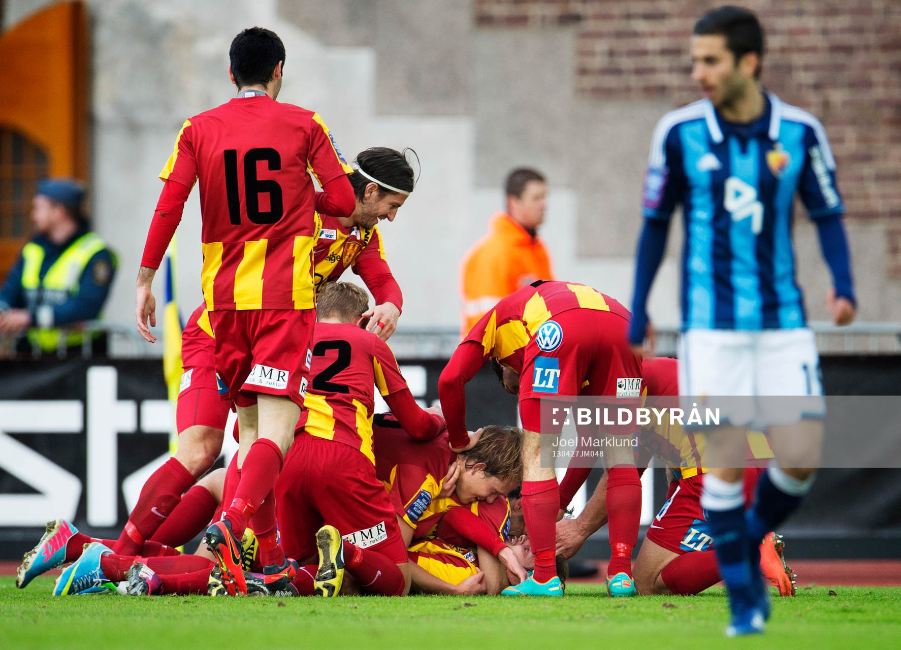 Besim Kunic, Syrianska, ligger längst ner på marken och