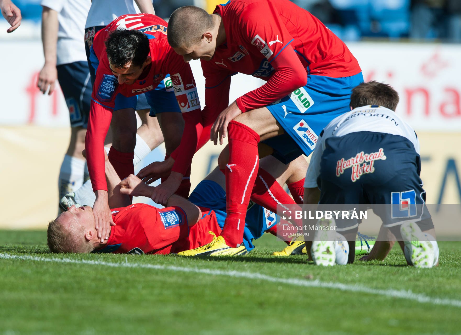 2-1 Peter Larsson, Helsingborg, som grattas av Loret Sadiku
