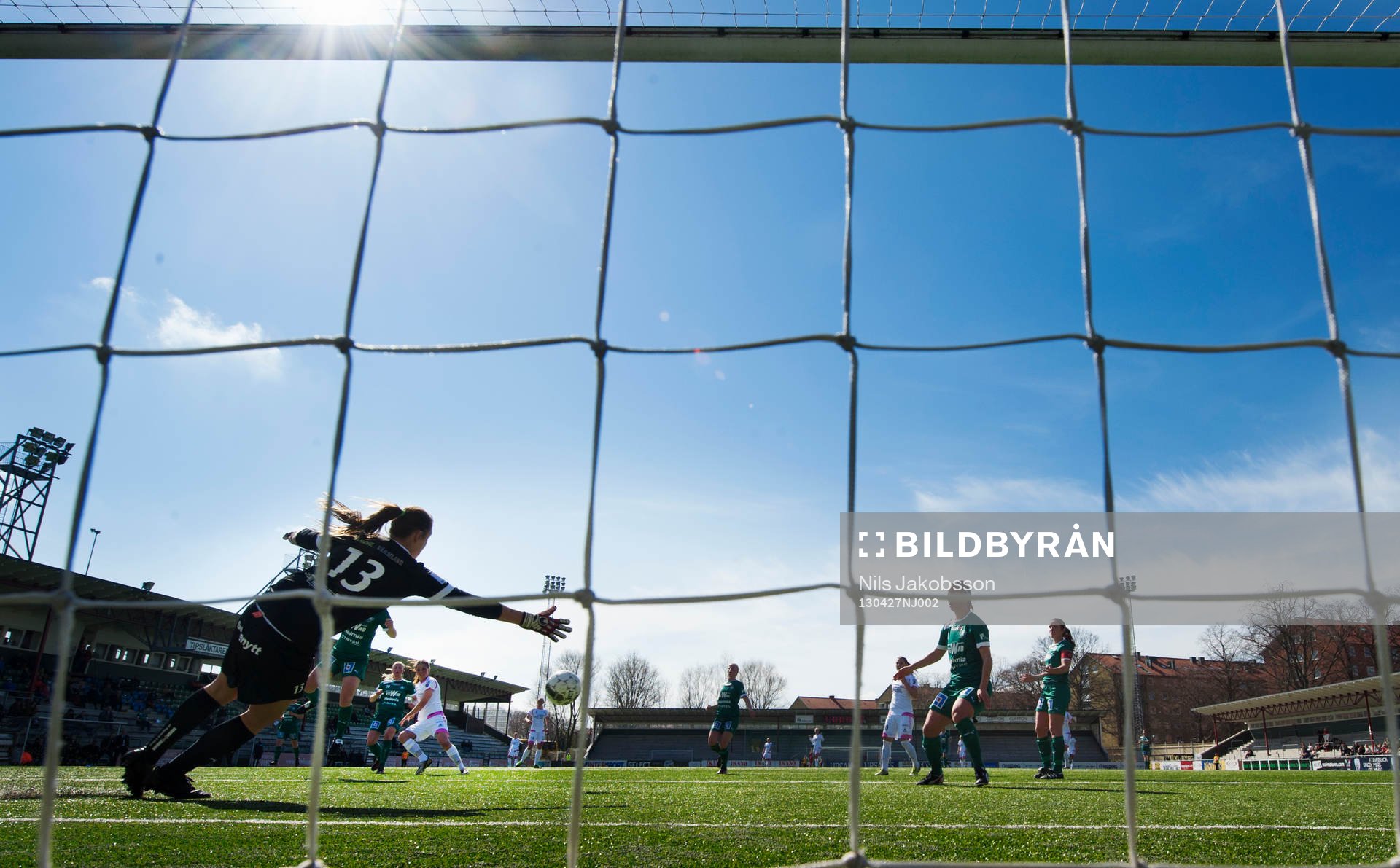 Fotboll, Damallsvenskan, LDB Malmö - Mallbacken: Sara Björk Gunnarsdottir, LdB FC Malmö, gör 1-0 bakom Katlynn Fraine, målvakt, Mallbacken.