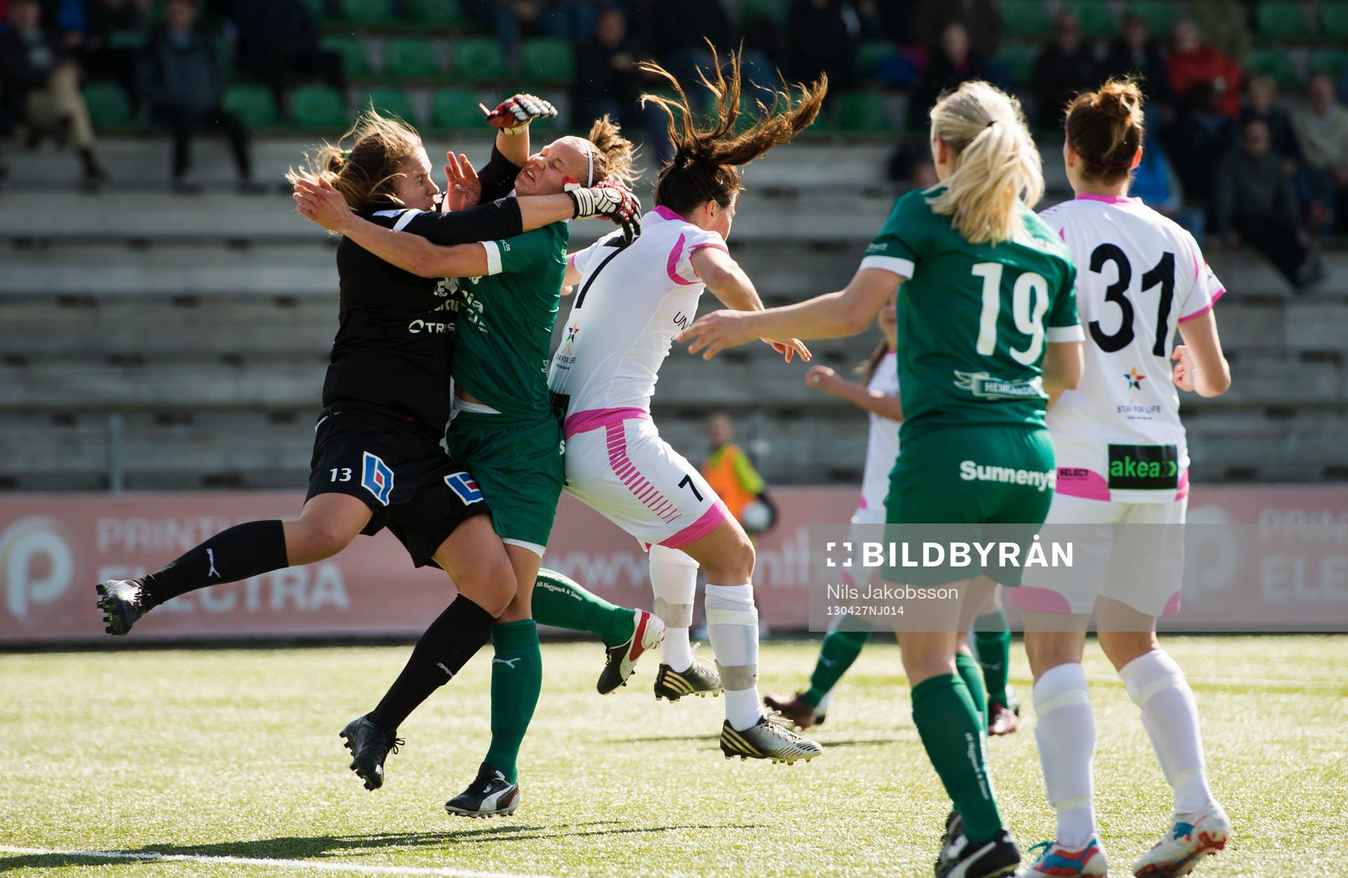 Katlynn Fraine, målvakt, och Maija Saari, Mallbacken,