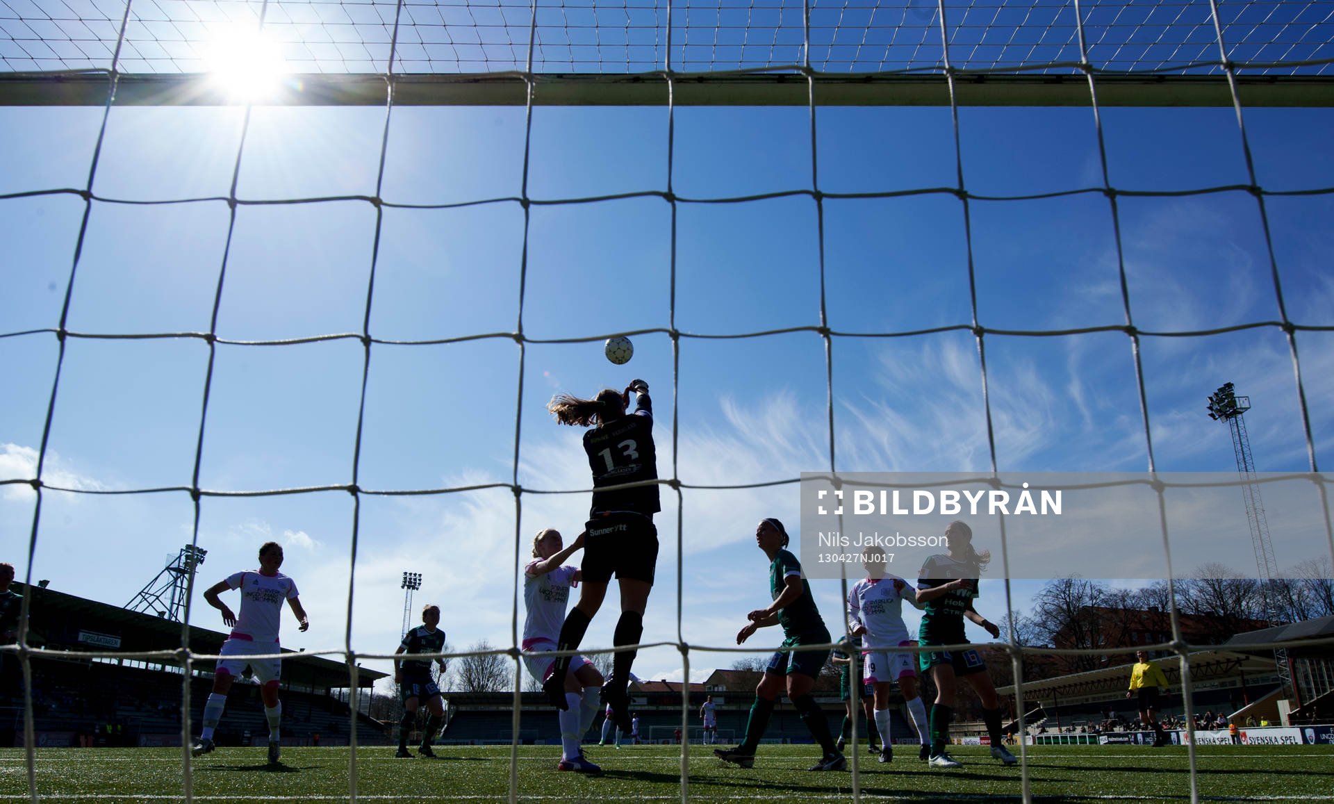 Fotboll, Damallsvenskan, LDB Malmö - Mallbacken: Katlynn Fraine, målvakt, Mallbacken boxar en boll mot himlen.