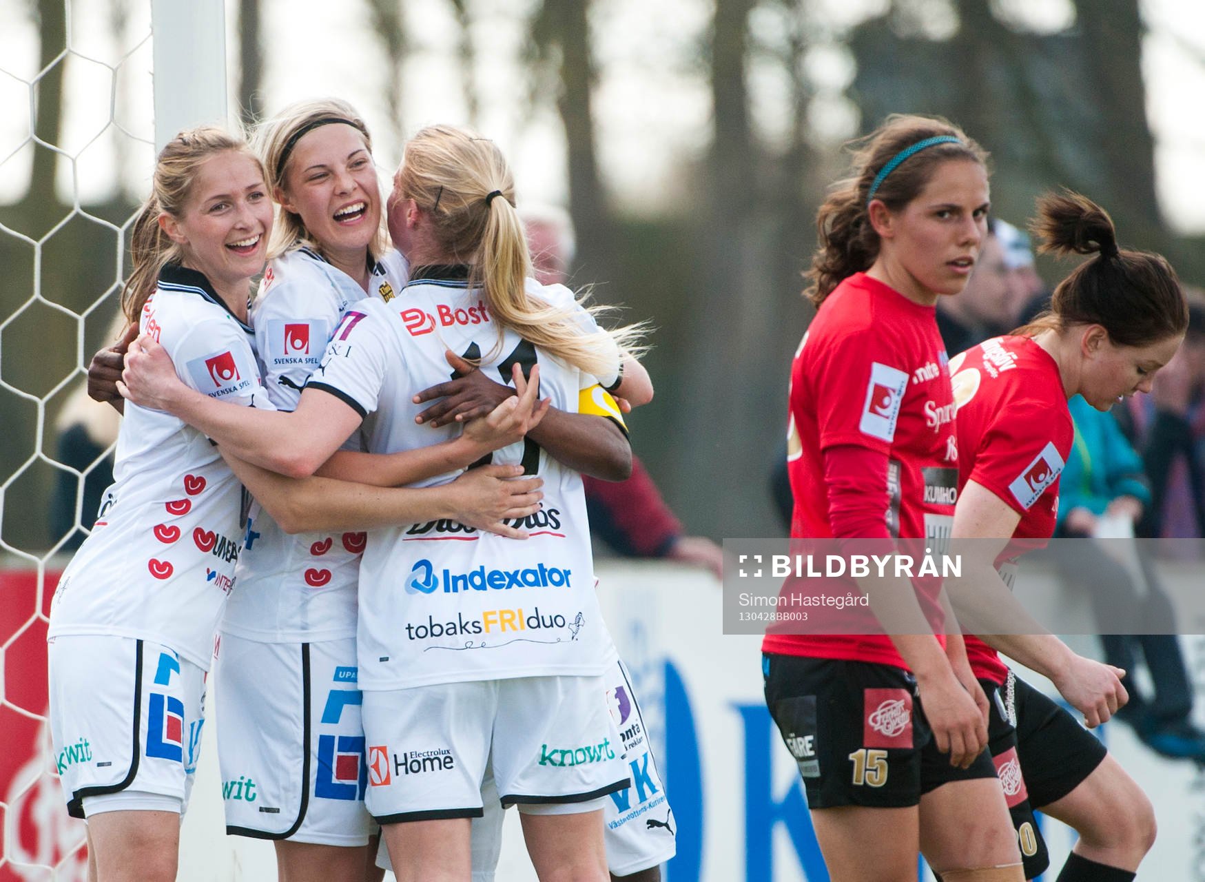 Emmelie Konradsson, och Lina Hurtig, Umeå, jublar