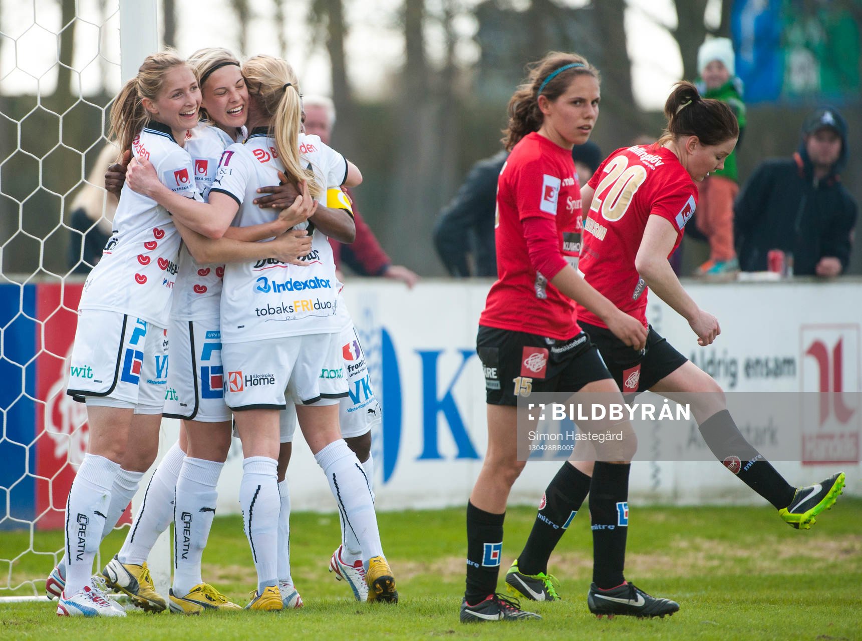 Emmelie Konradsson, och Lina Hurtig, Umeå, jublar